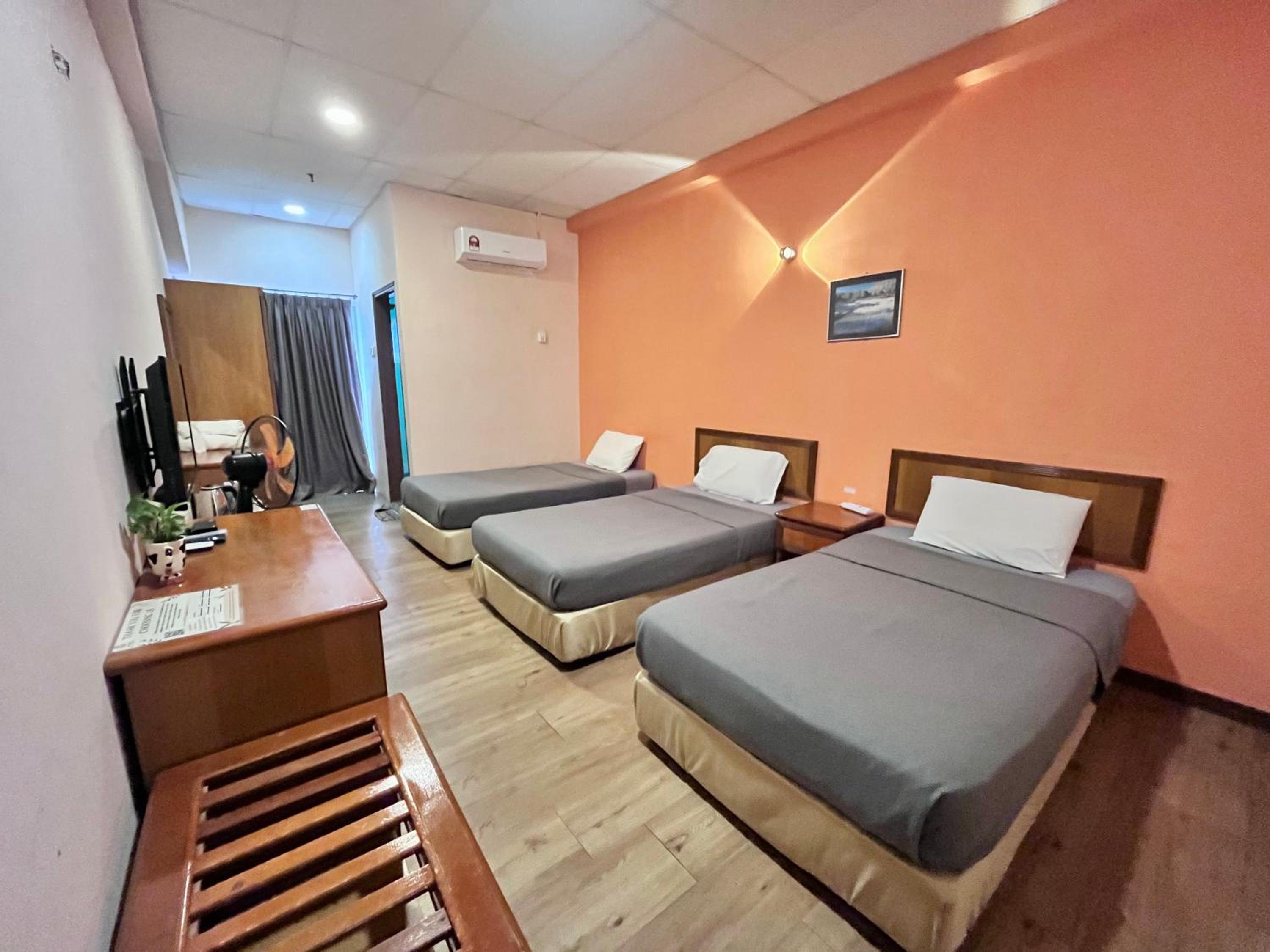 Triple Room with Balcony - Photo 7