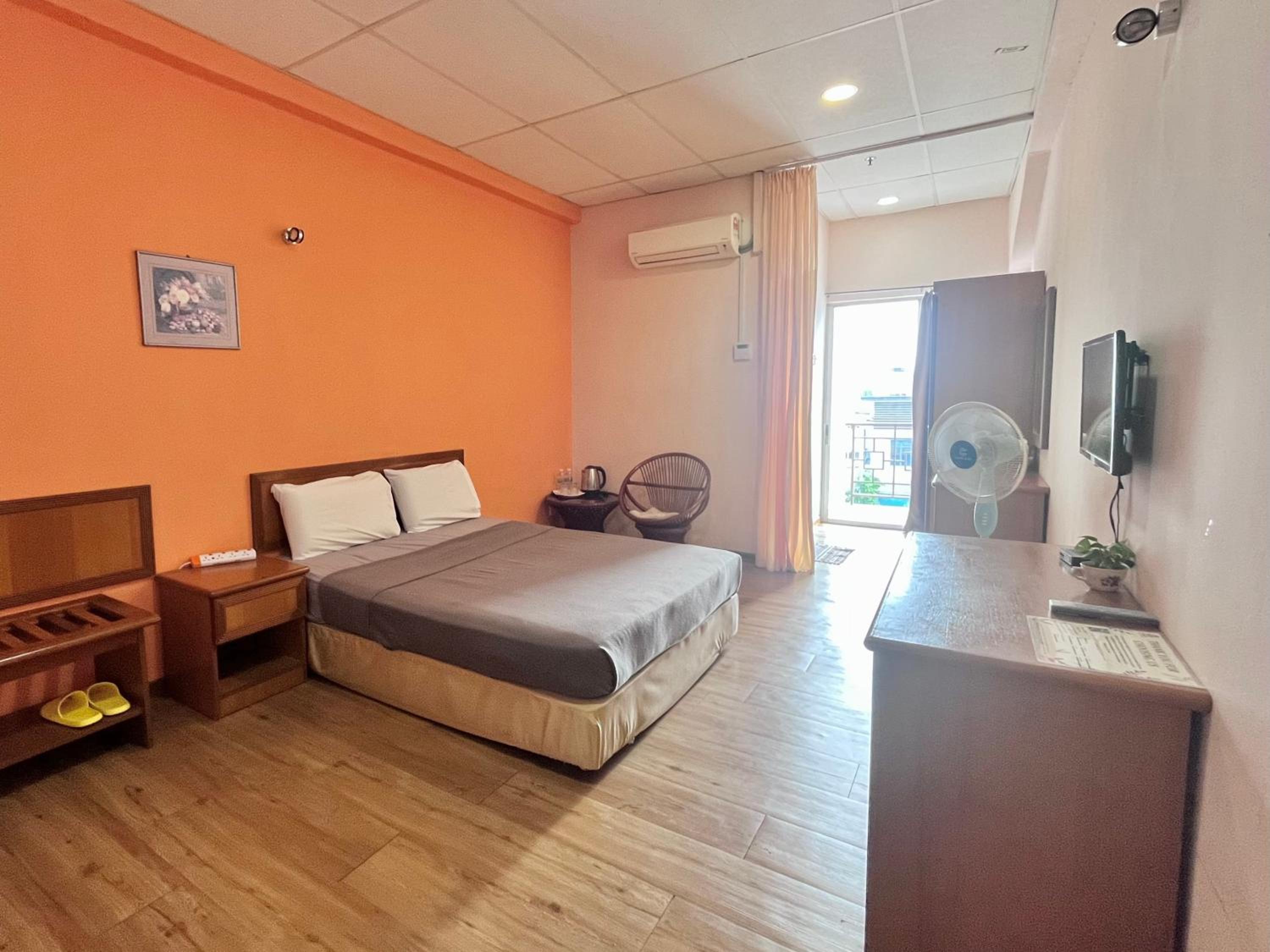 Double Room with Balcony - Photo 6