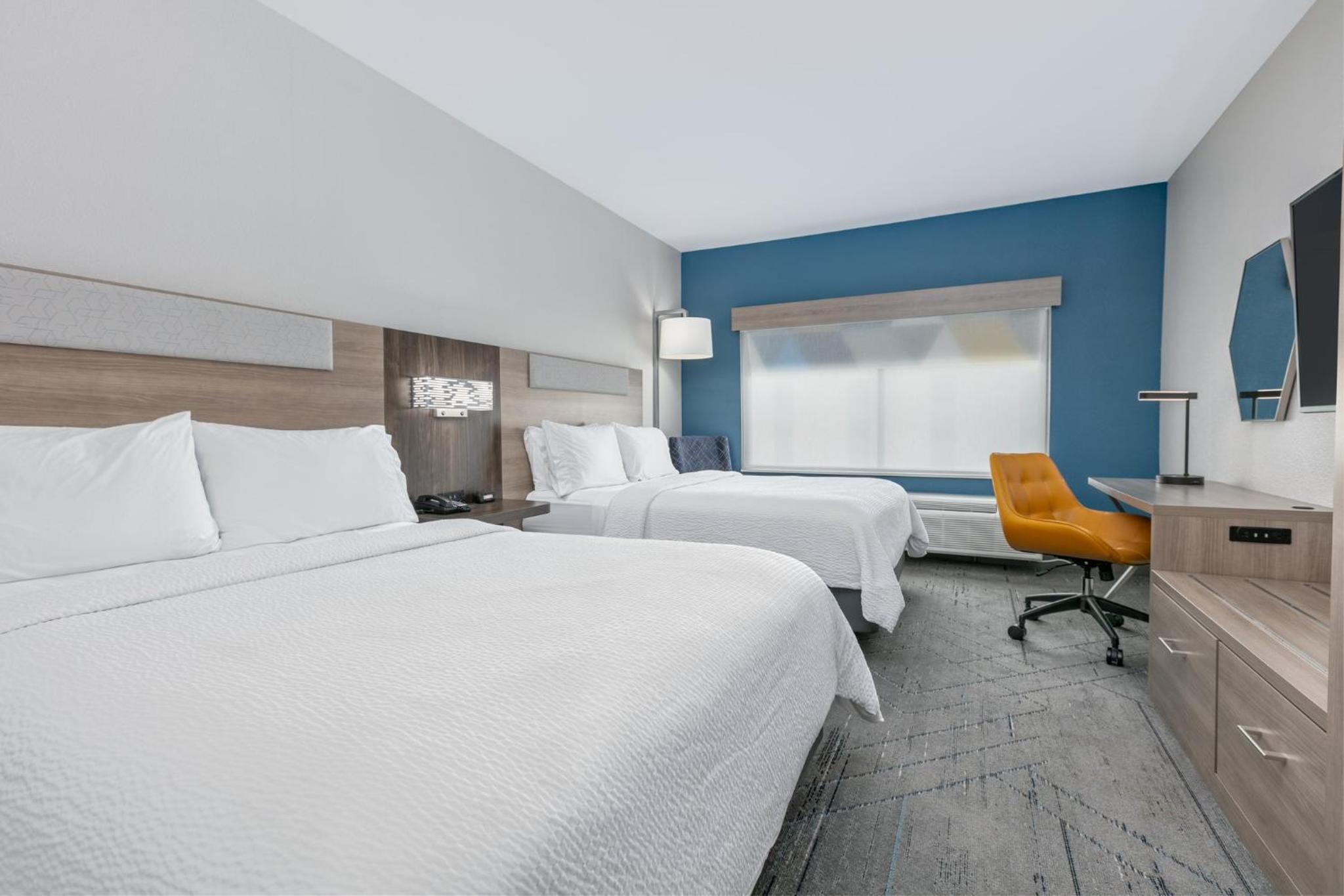 Standard Queen Room with Two Queen Beds - Photo 7