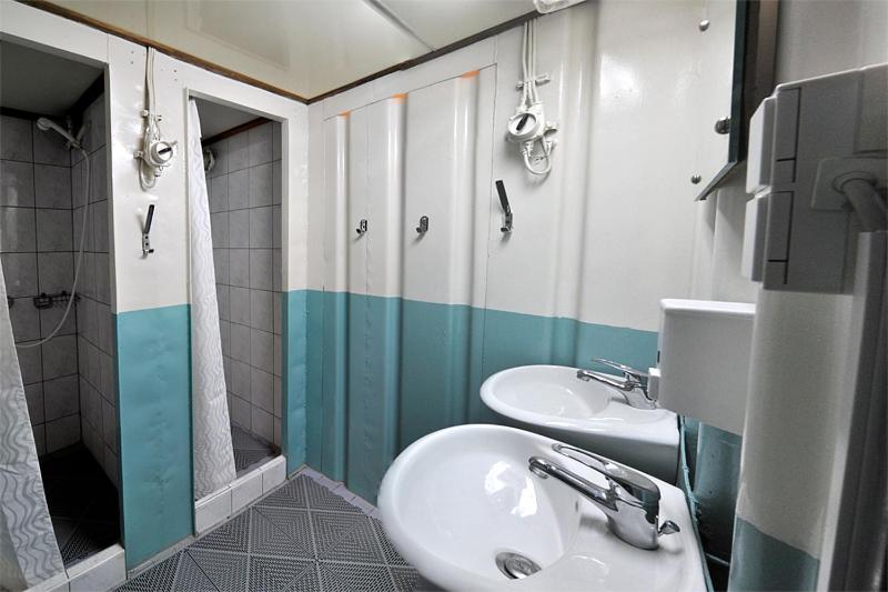 Shipotel Western - Double Cabin with Shared Bathroom photo 3