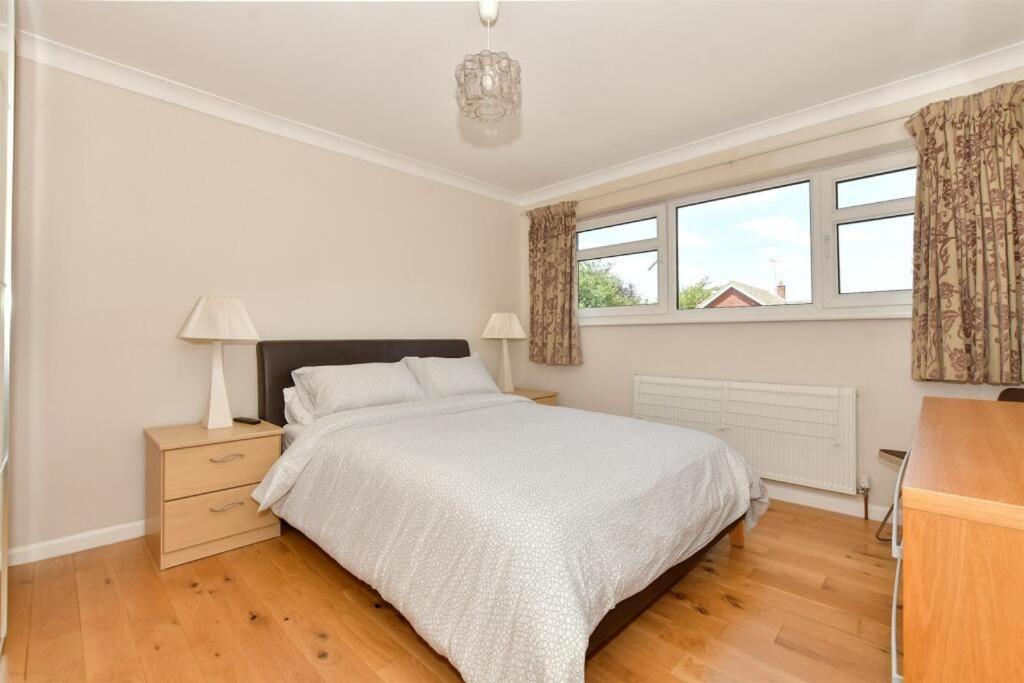 Five-Bedroom House photo 1