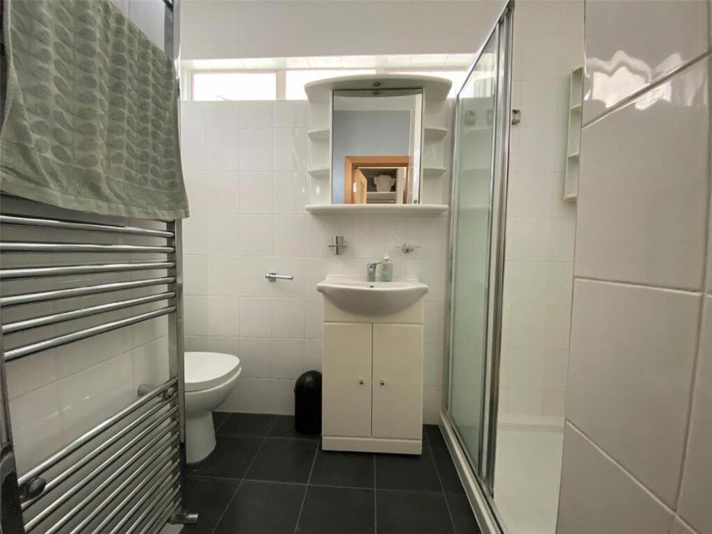 Five-Bedroom House photo 2