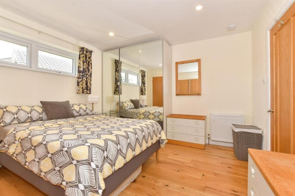 Five-Bedroom House photo 3