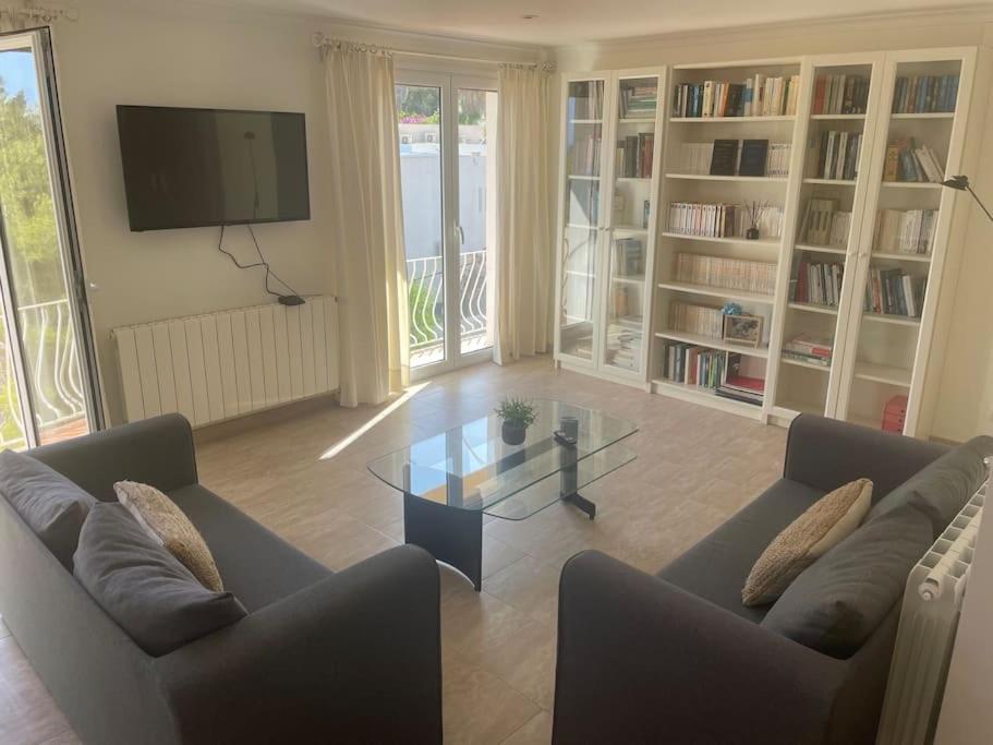 Apartamento de tres habitaciones con vista al mar