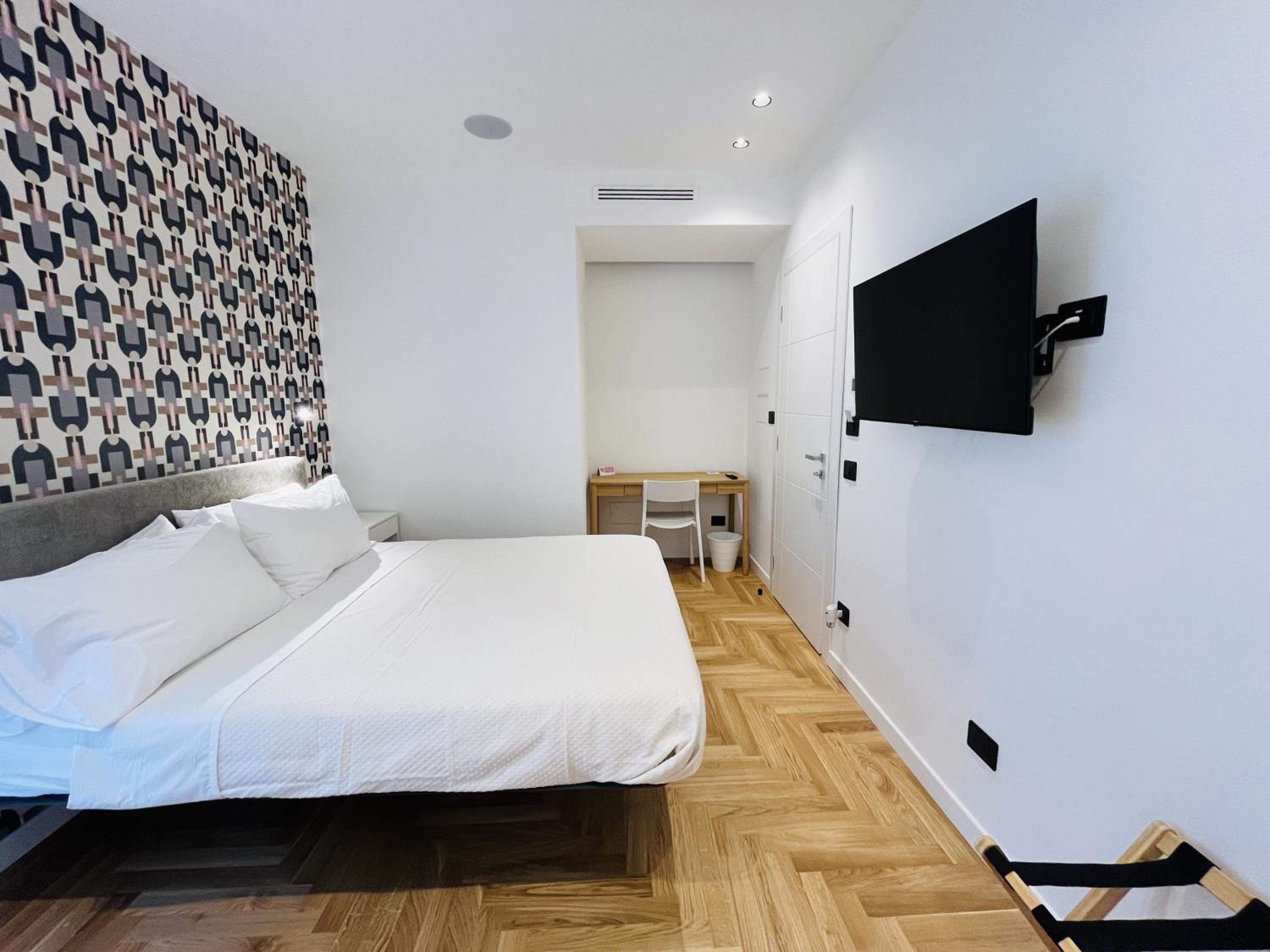 Deluxe Double Room with Balcony photo 3