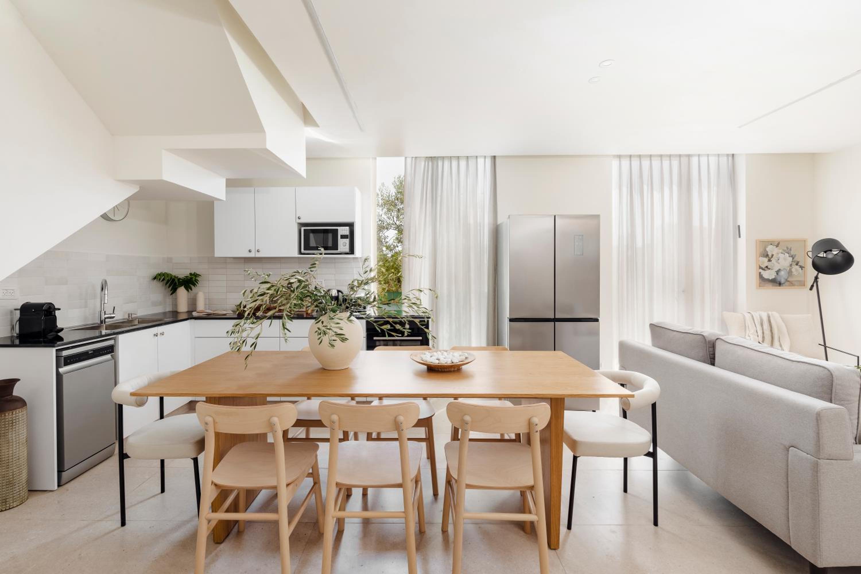 Four-Bedroom Apartment with Balcony  photo 2
