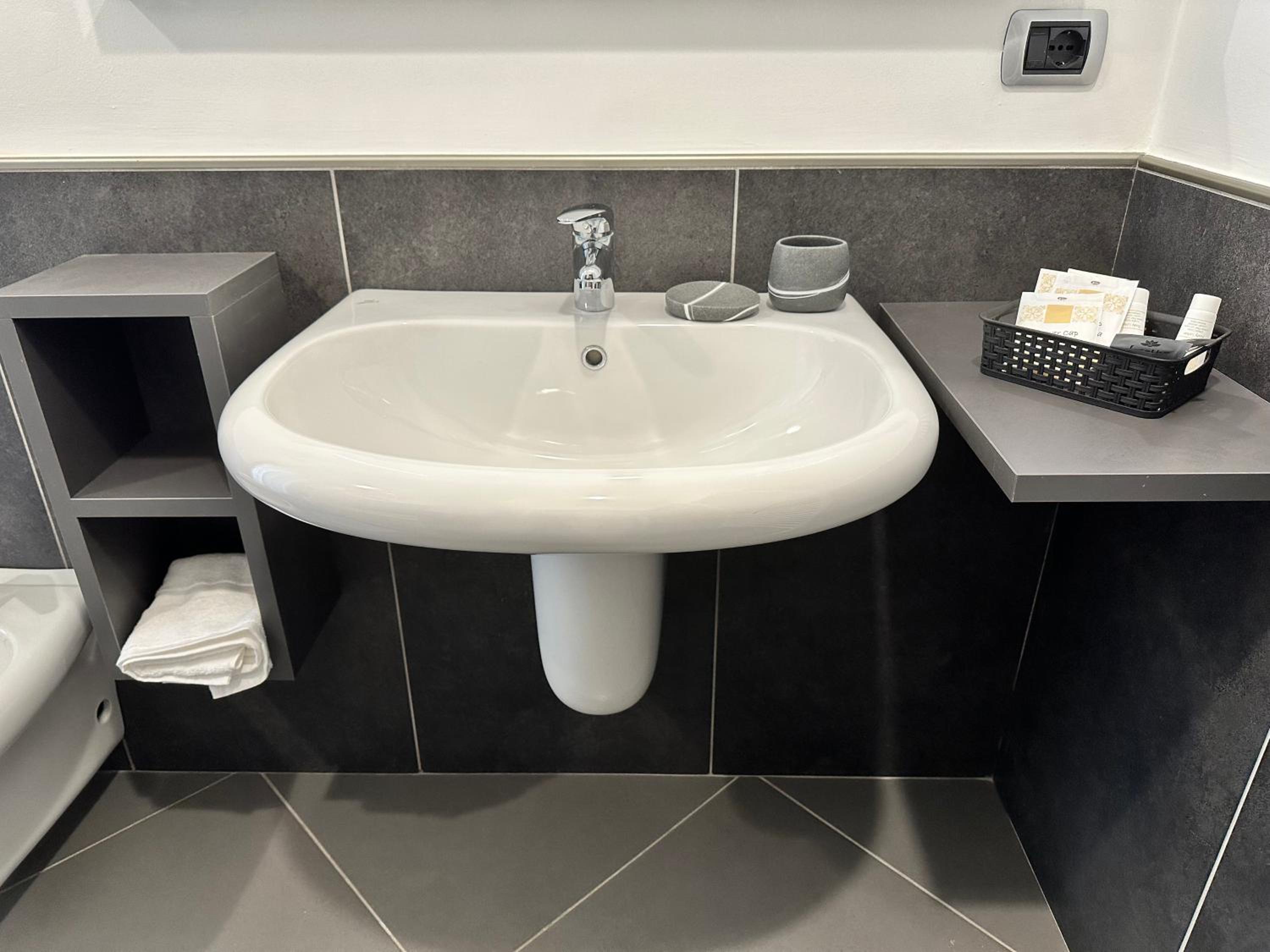 Deluxe Double or Twin Room with Spa Bath photo 2