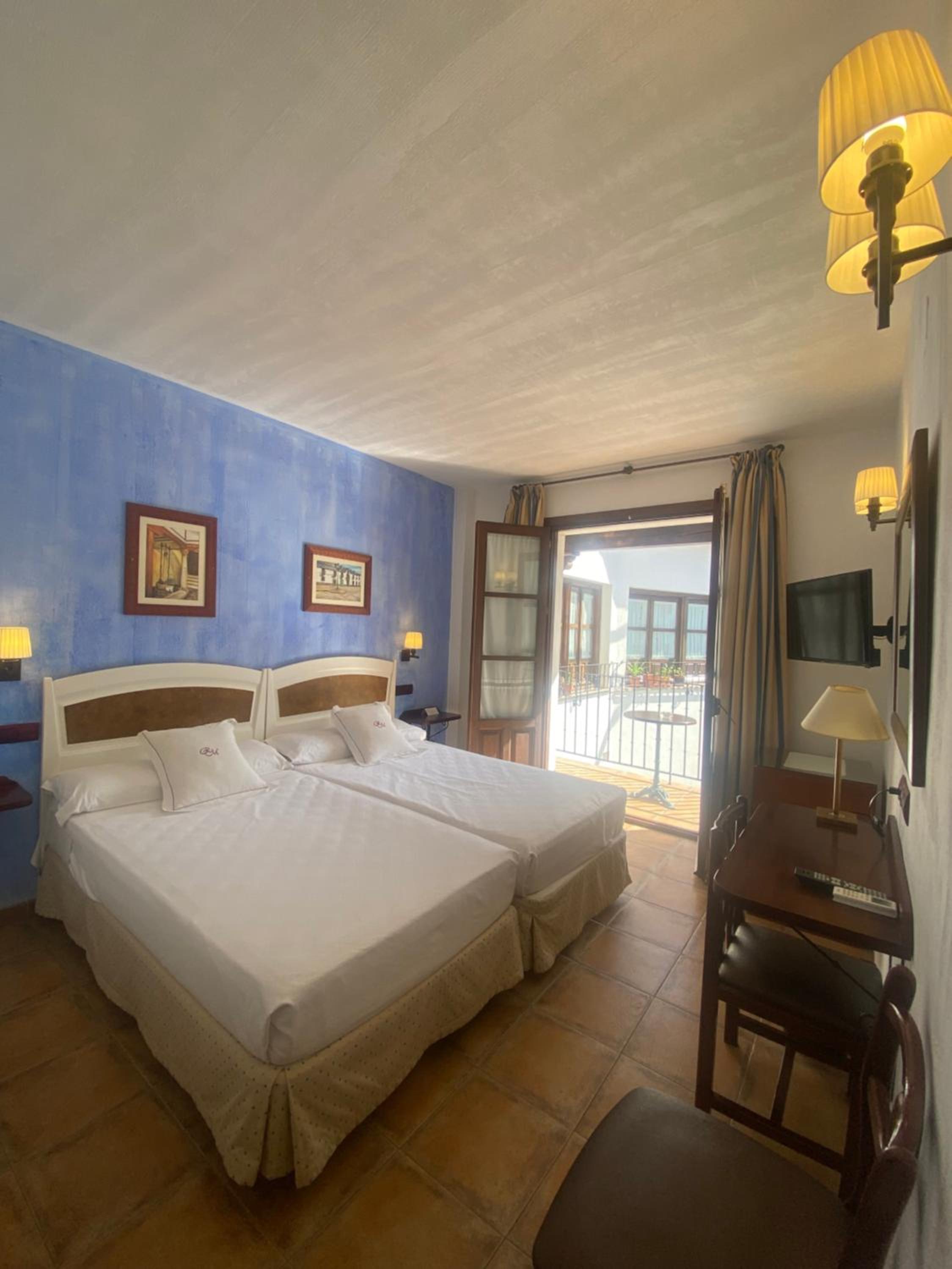 Twin Room - Photo 19