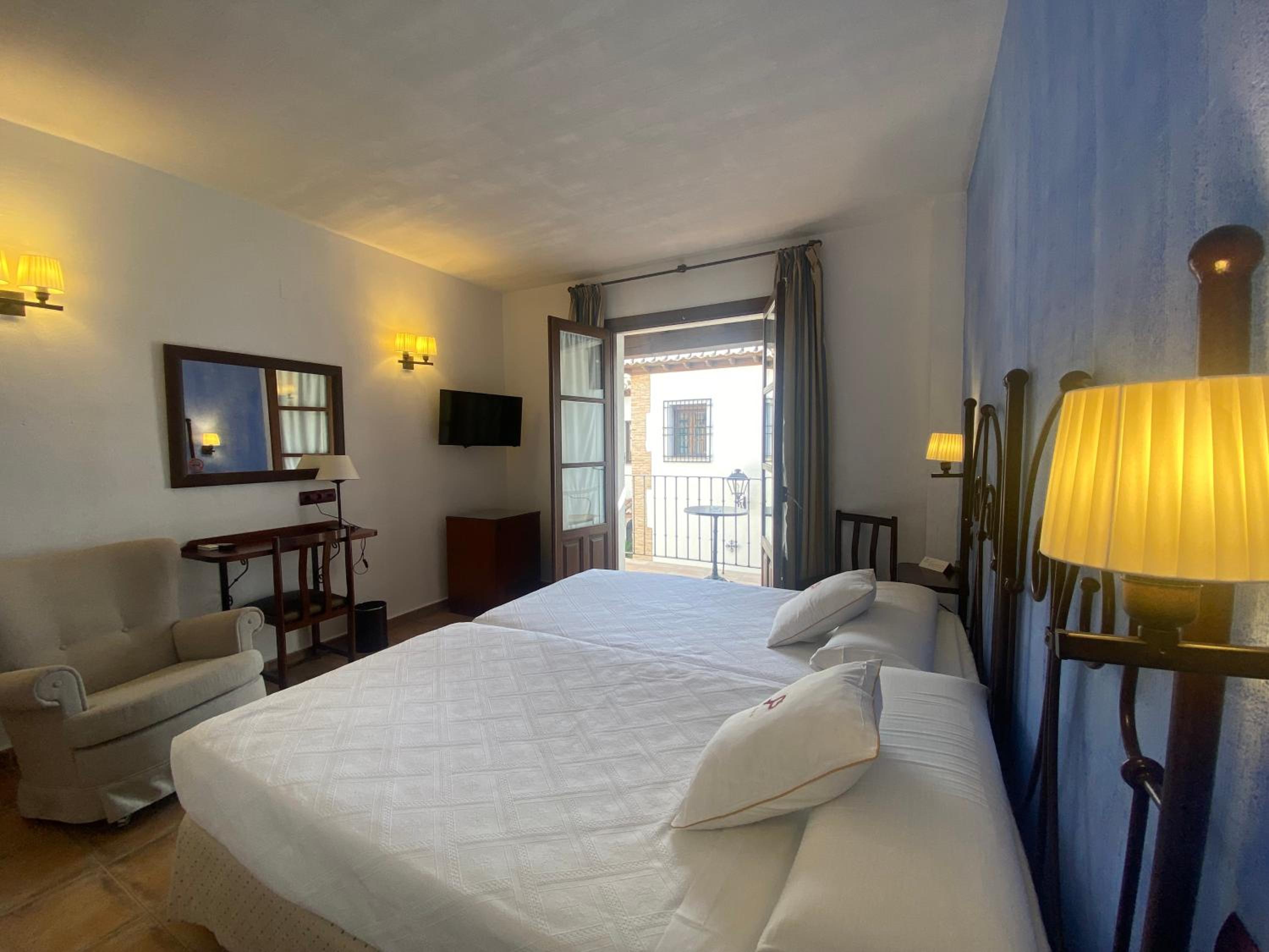 Twin Room - Photo 21