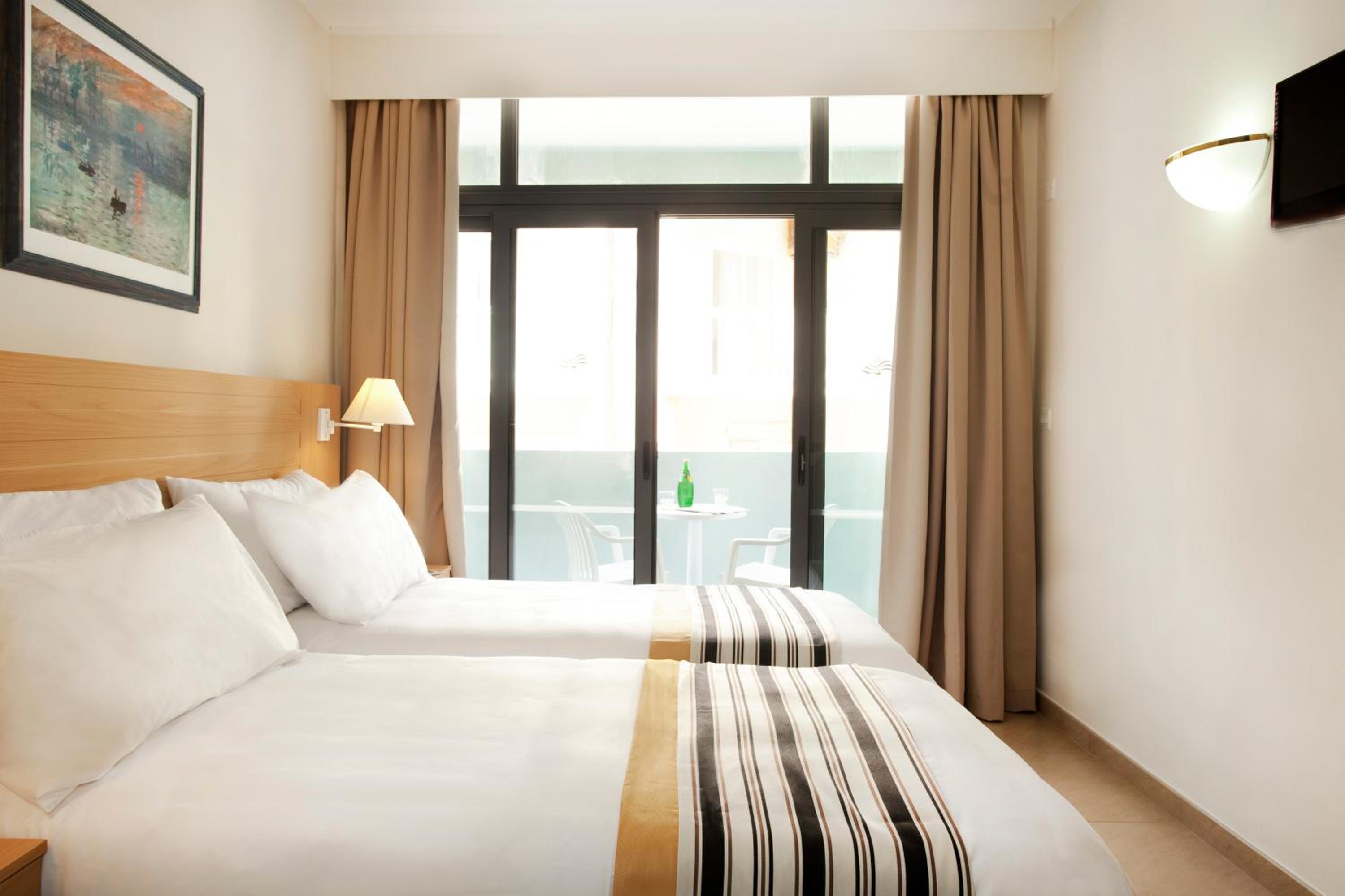 Double or Twin Room with Balcony - Photo 2