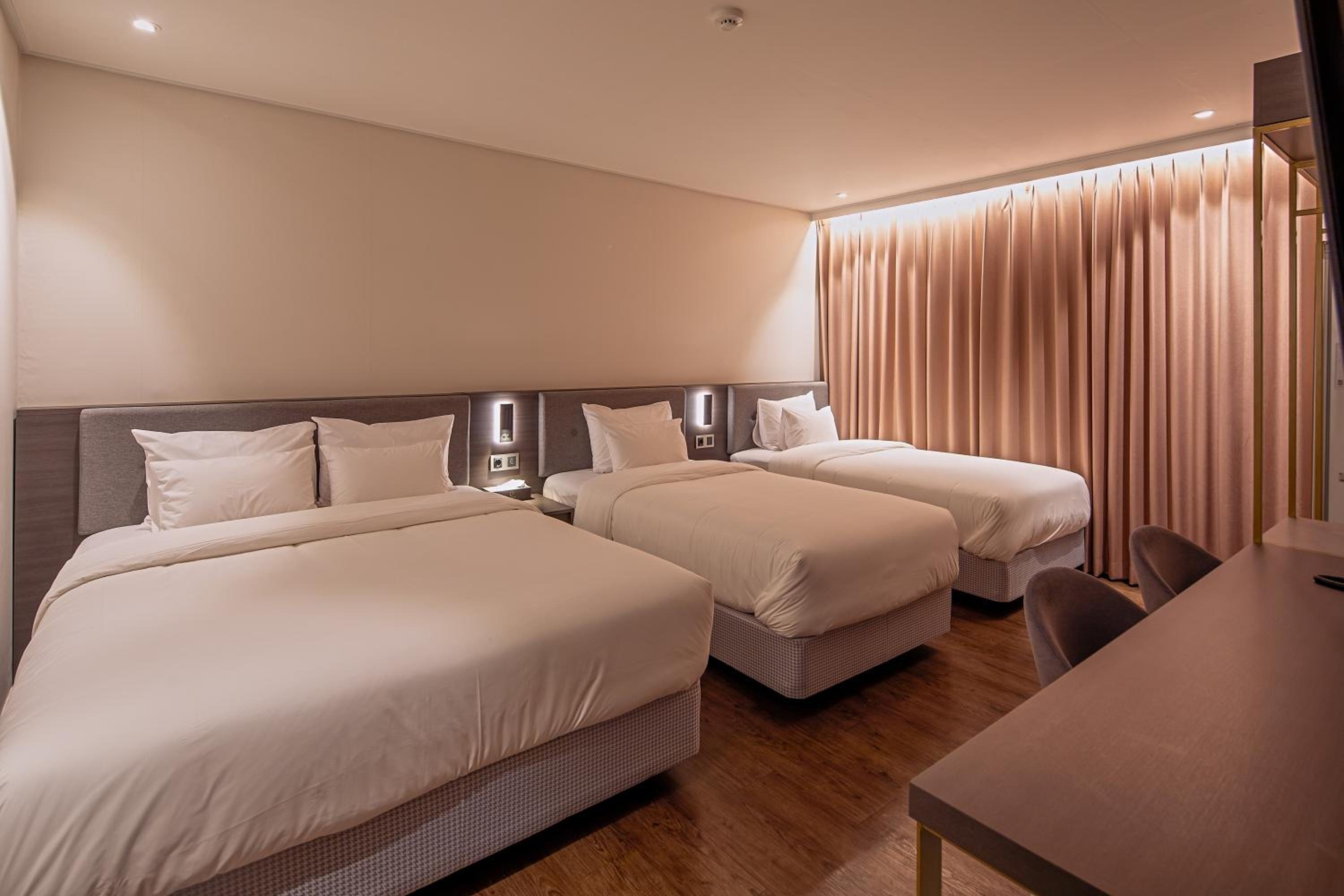 Superior Triple Room photo 2