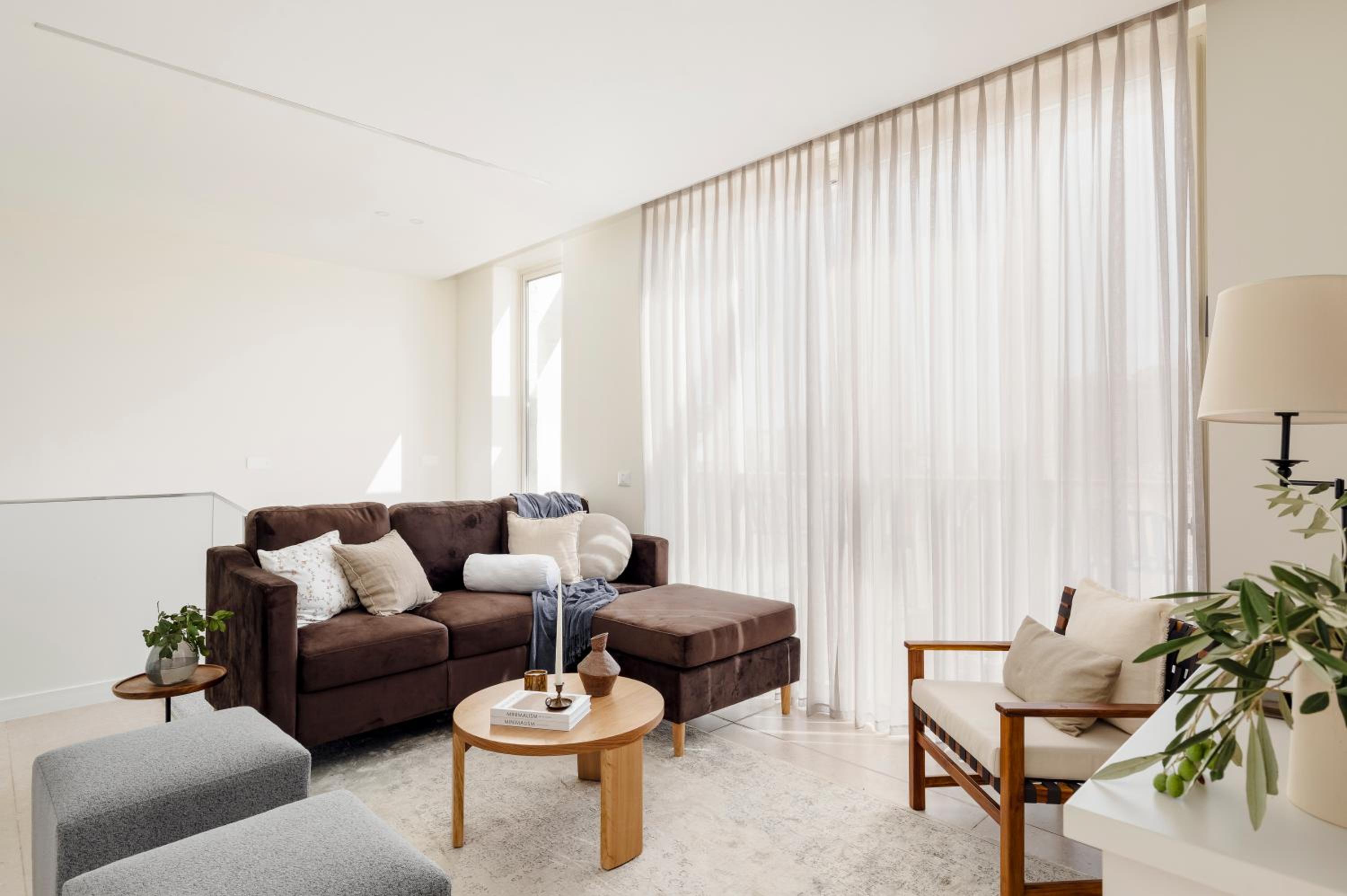 Four-Bedroom Apartment with Balcony  photo 3