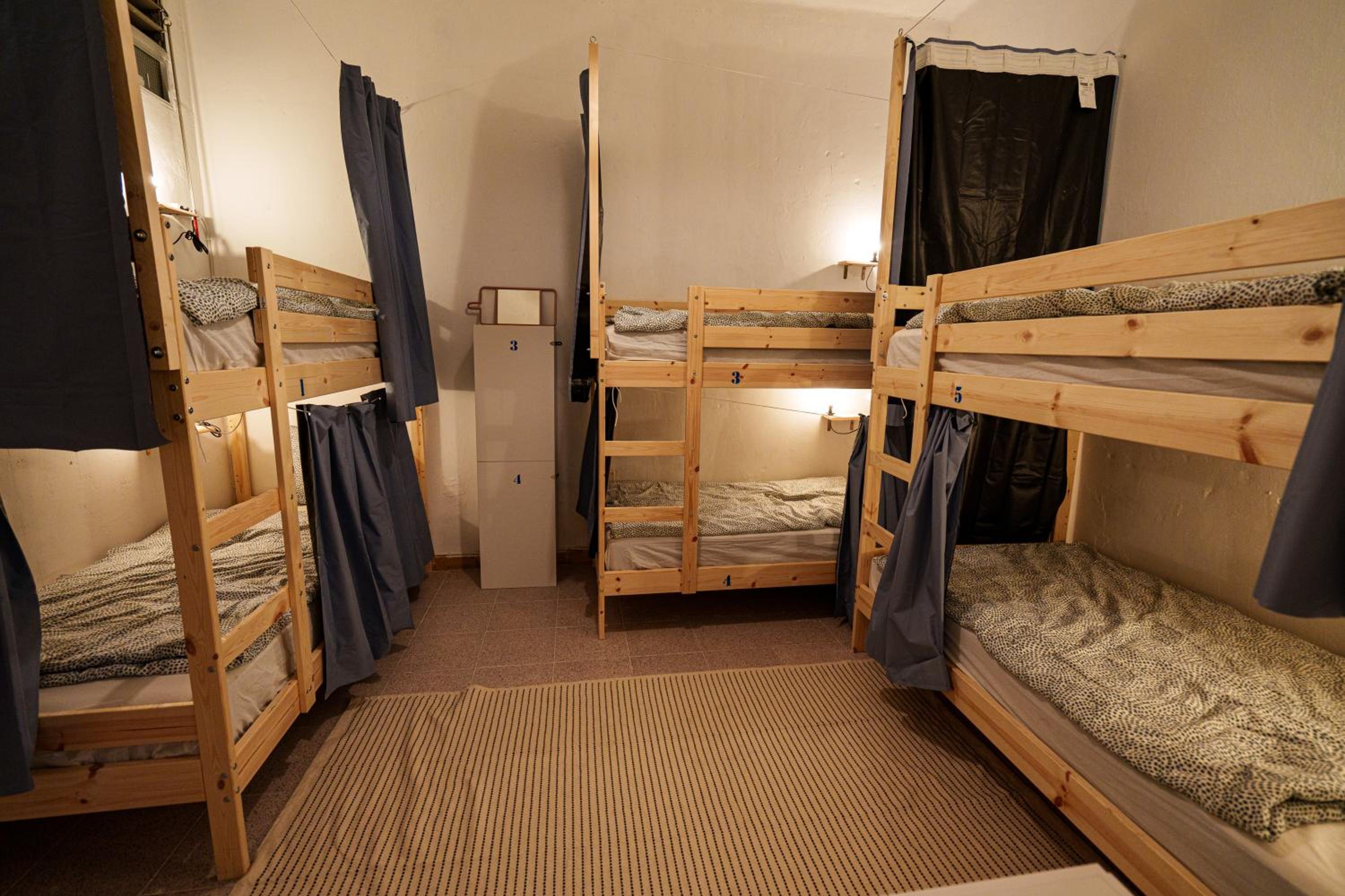 Cama en Habitación Compartida Femenina de 6 Camas