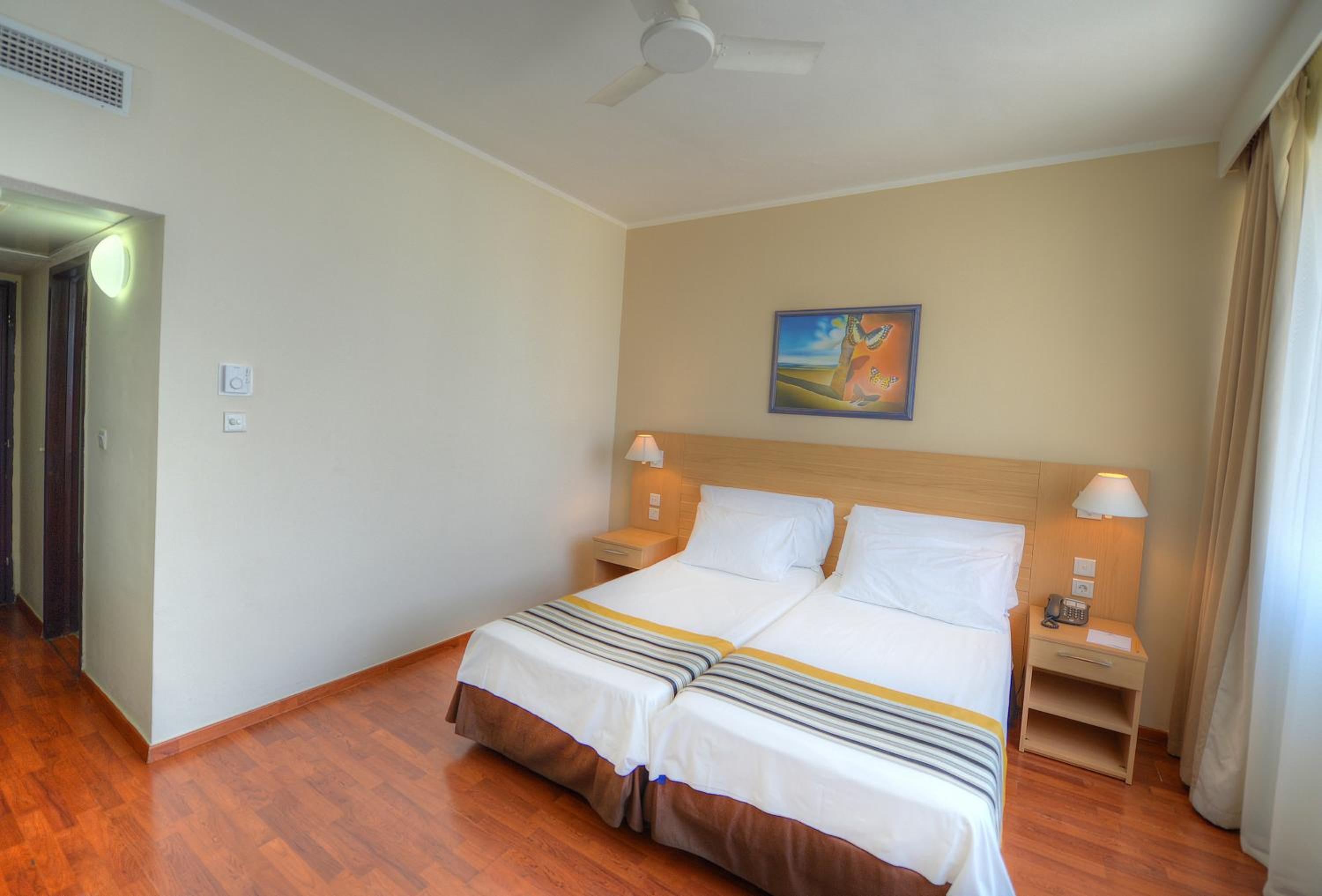 Double or Twin Room with Balcony - Photo 5