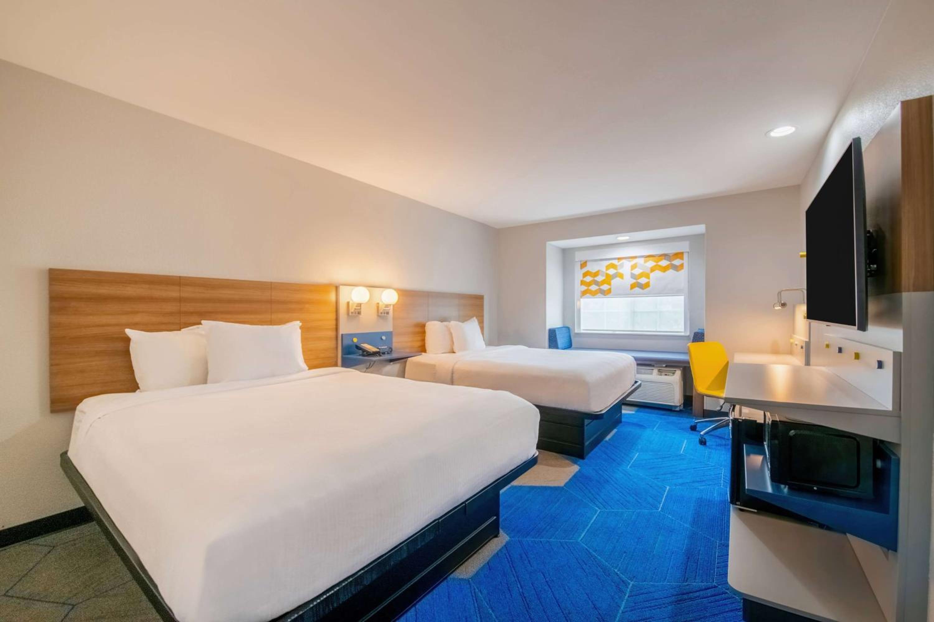 Queen Room with Two Queen Beds - Non-Smoking - Photo 1
