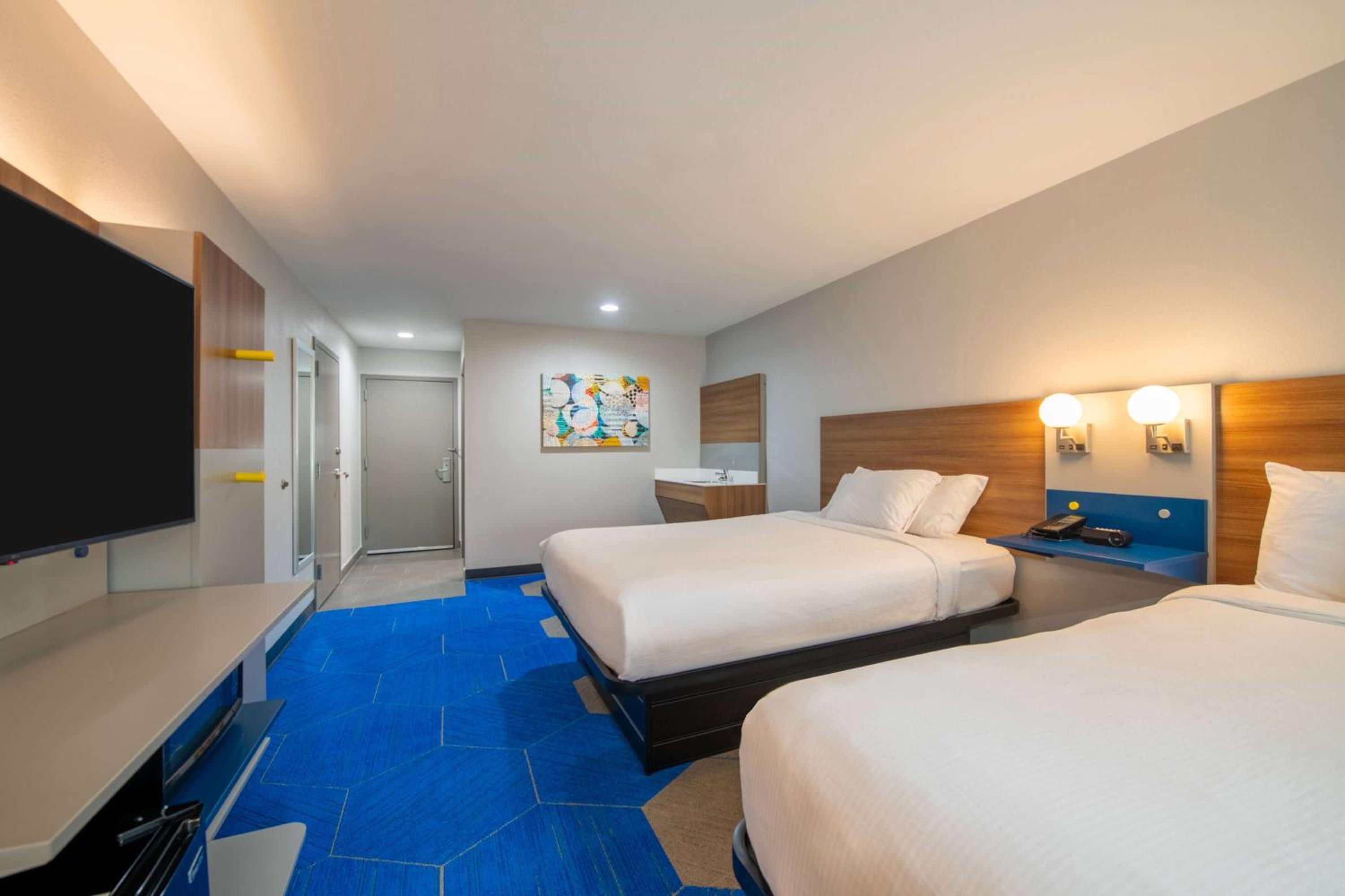 2 Queen Beds, Suite, Non-Smoking to 2 Queen Beds, Studio Suite, Non-Smoking - Photo 1