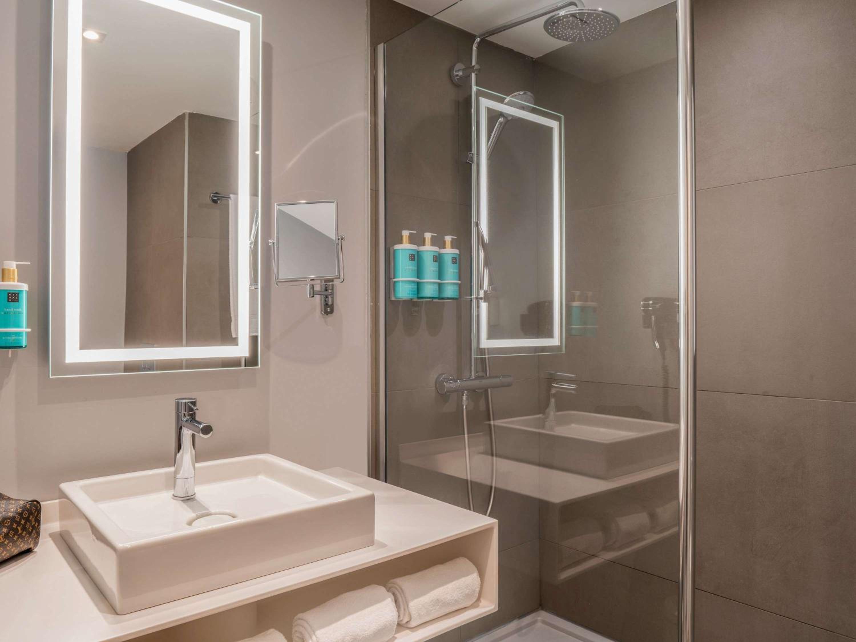 Junior Queen Suite - Plaza Building - Photo 8