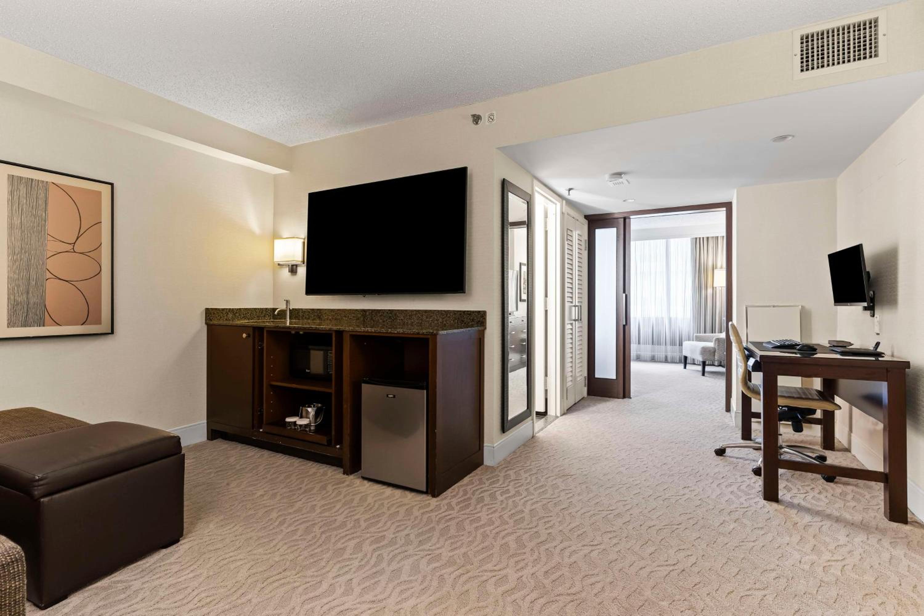 One-Bedroom Suite with One King Bed, Sofa Bed and Two Work Areas - Photo 2