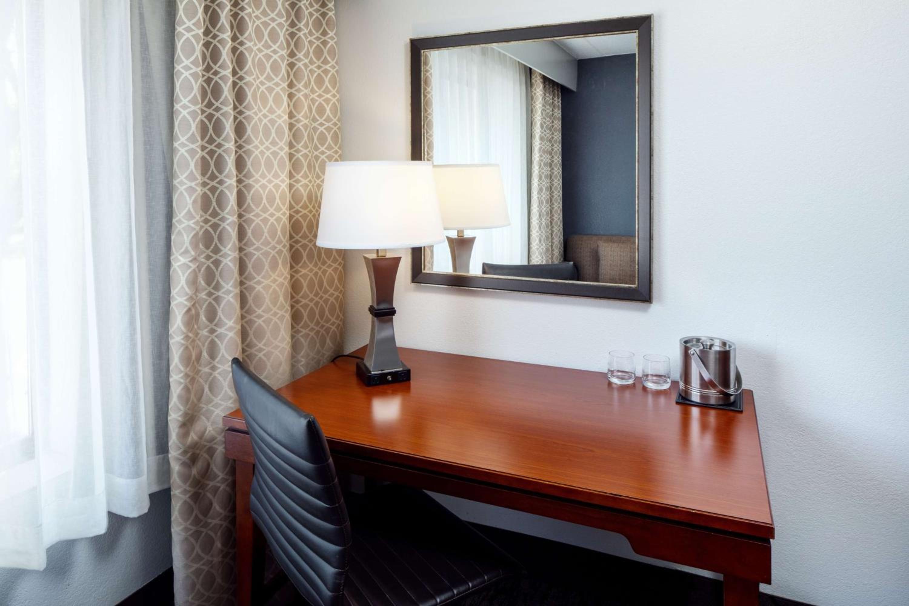 King Room With Sofa Bed - Non-Smoking - Photo 2