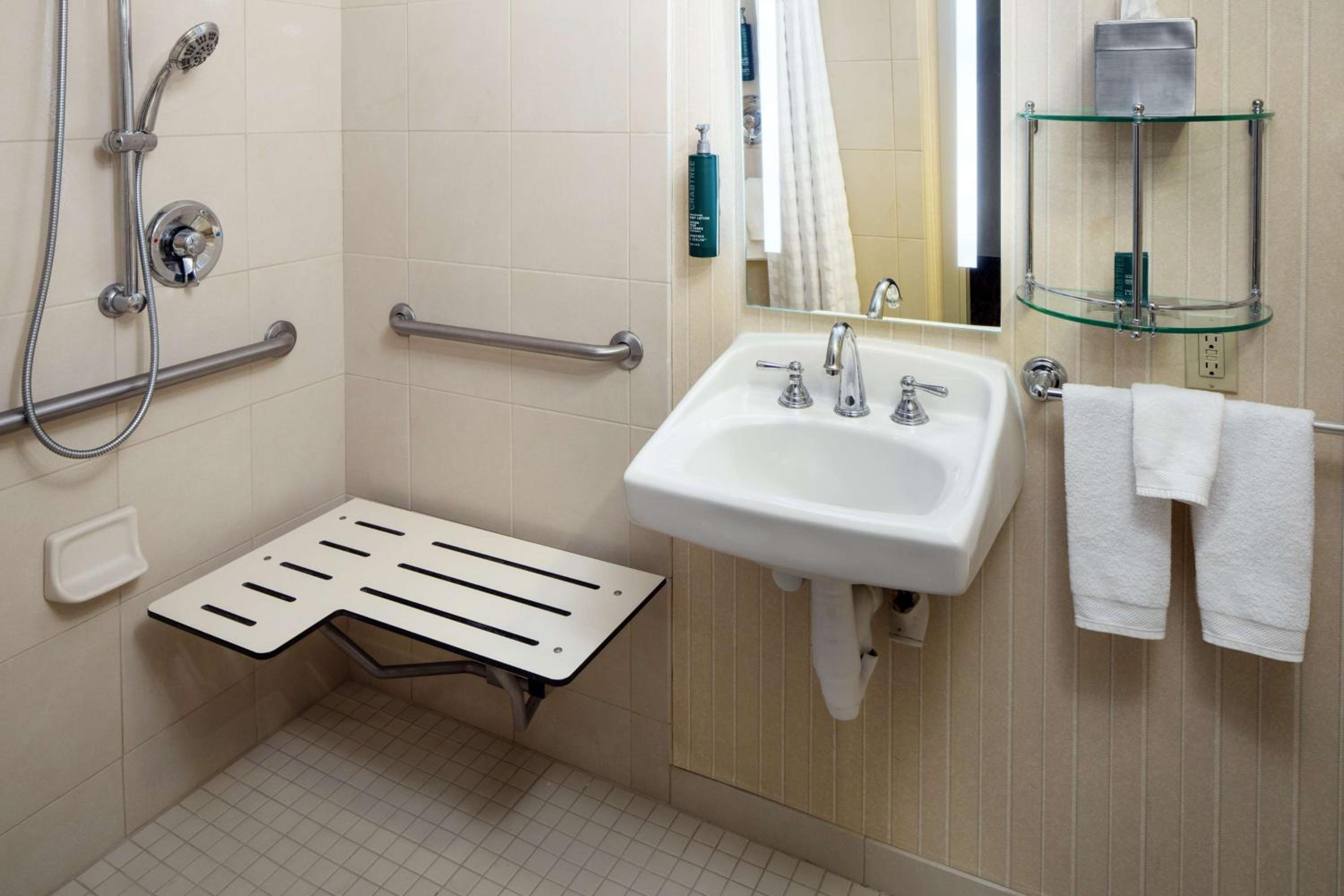 Queen Room with Roll-in Shower - Mobility Accessible - Photo 2