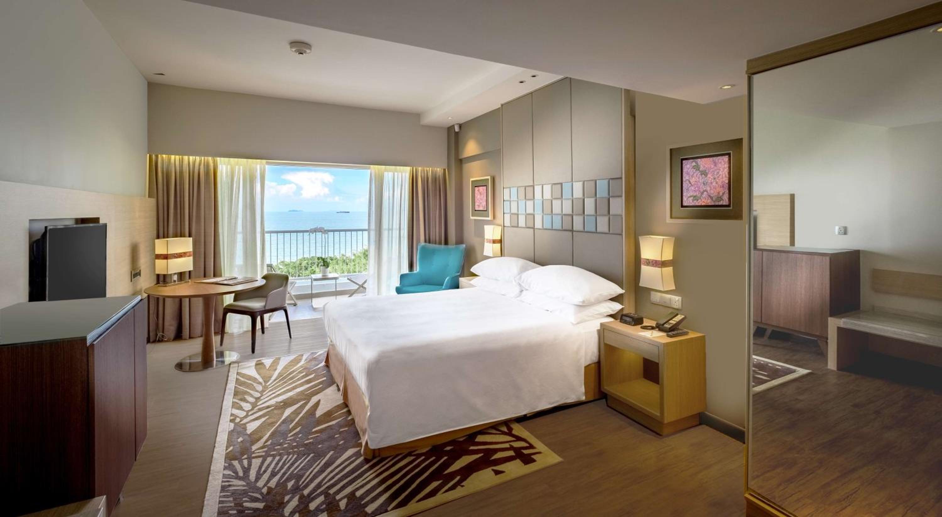 Premier King Room with Balcony and Sea View - Photo 10