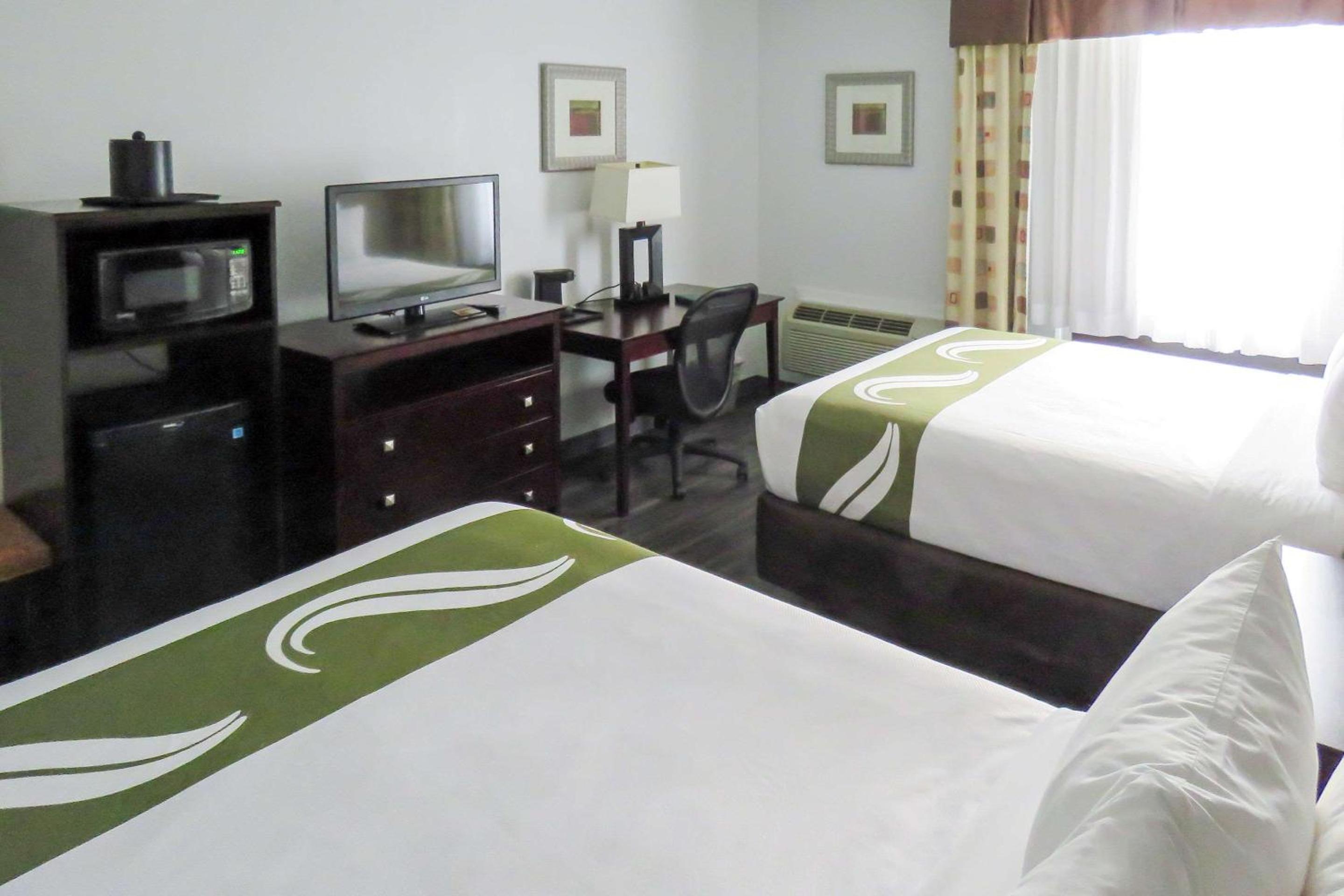 Queen Room with Two Queen Beds - Photo 4