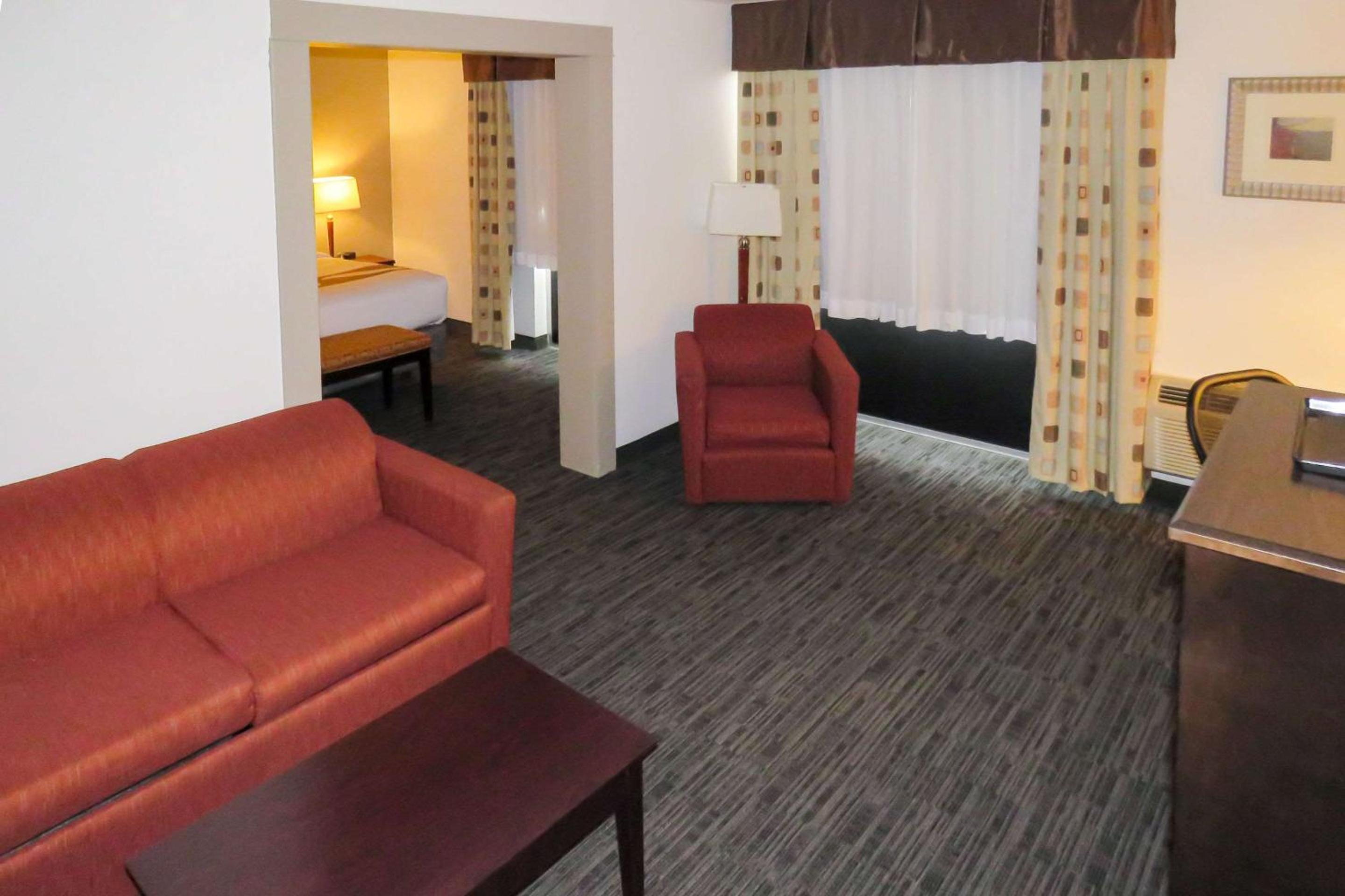 King Suite - Disability Access/Non-Smoking - Photo 4