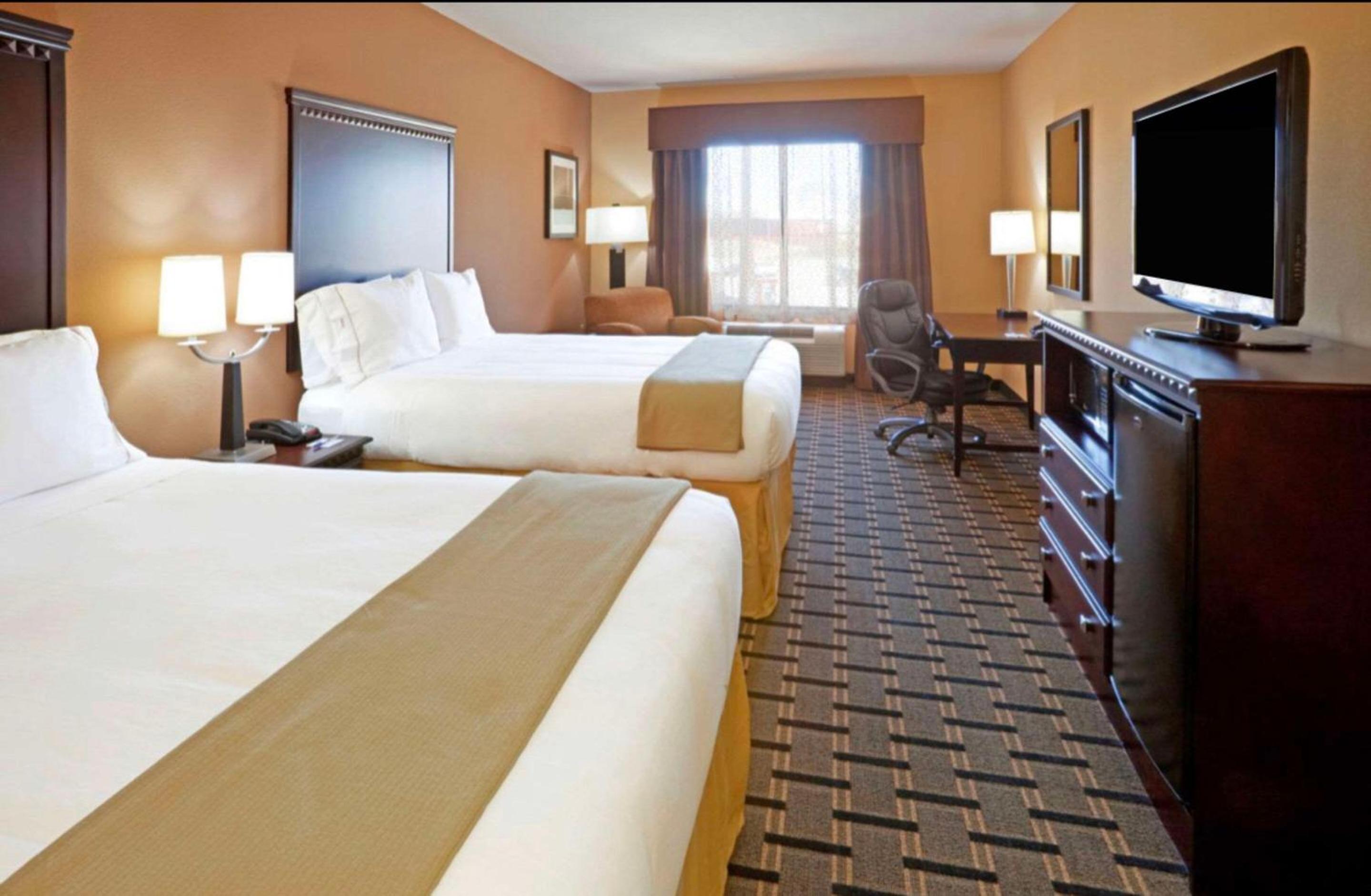 Standard Queen Room with Two Queen Beds - Non Smoking  - Photo 2