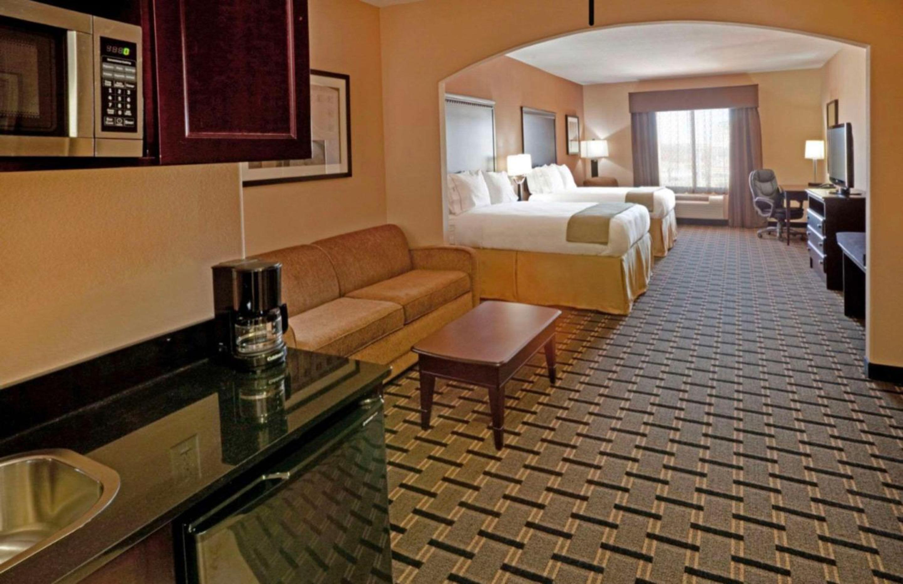 Queen Suite with Two Queen Beds and Sofa Bed - Non Smoking - Photo 1
