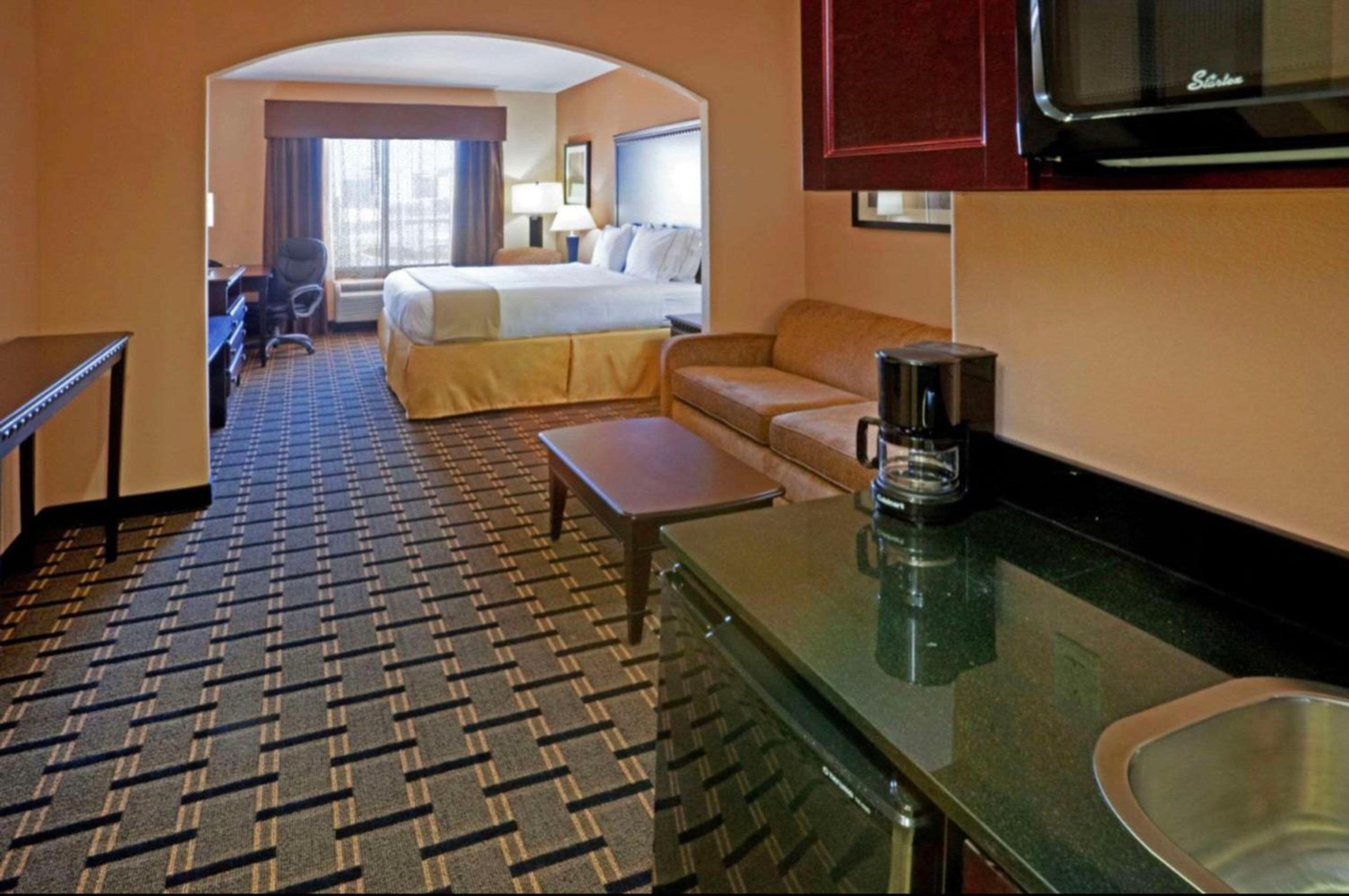 King Suite with Sofa Bed - Non Smoking - Photo 1