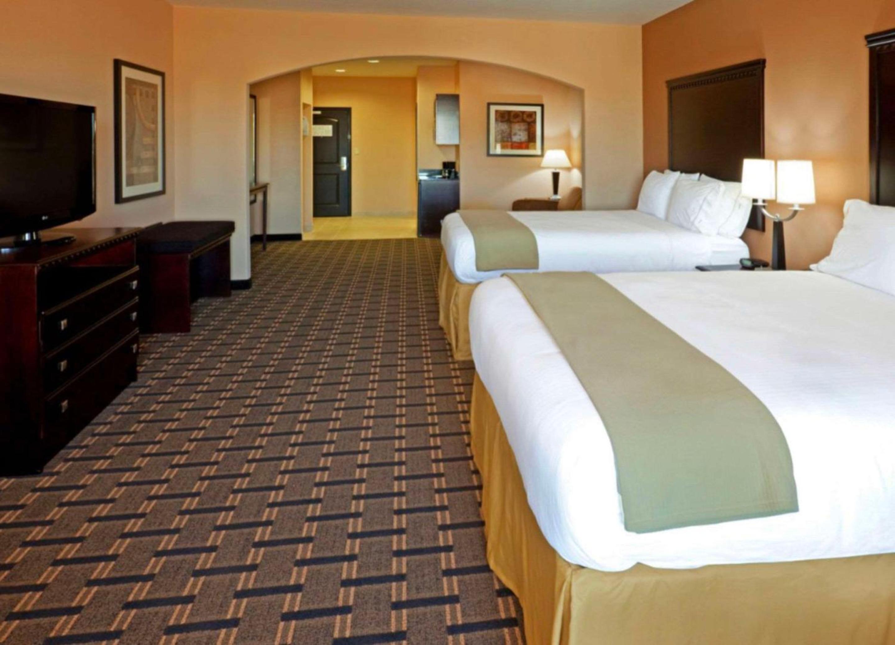 Queen Suite with Two Queen Beds and Sofa Bed - Non Smoking - Photo 4