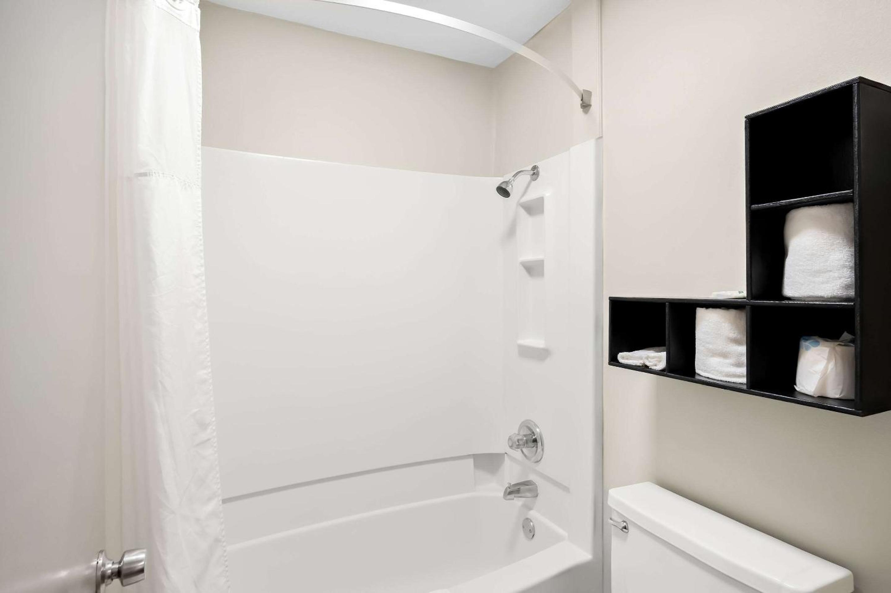 King Room - Non-Smoking - Photo 4