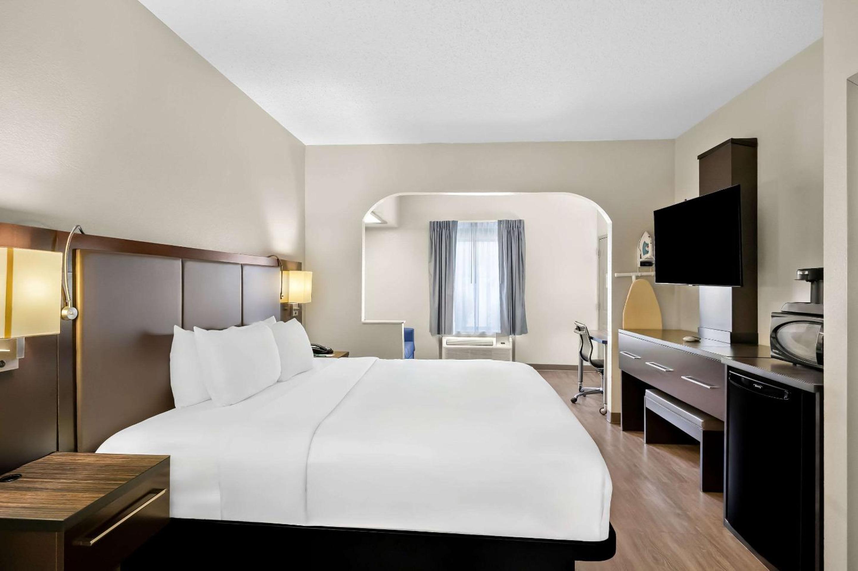 Large King Suite - Non Smoking - Photo 6