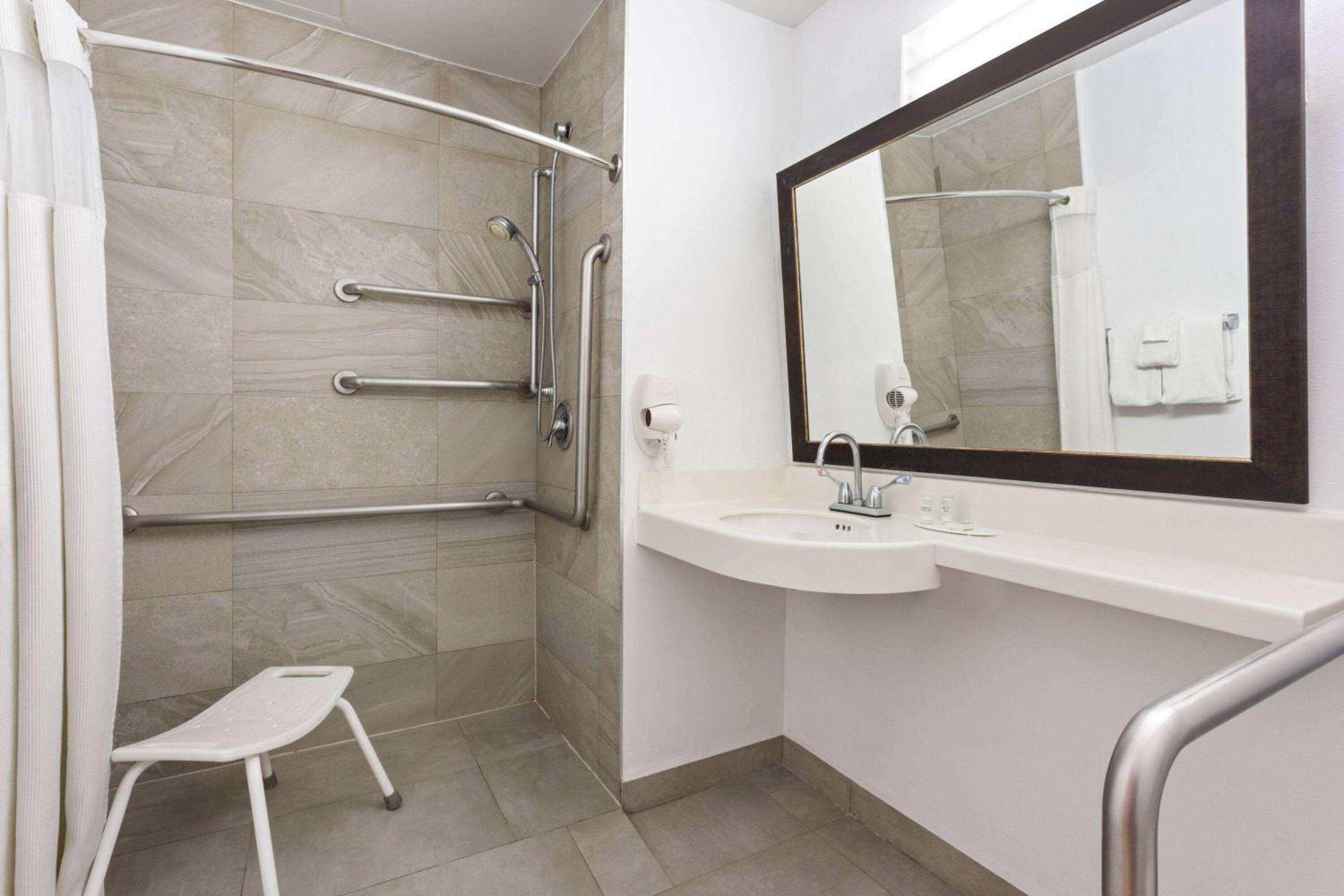 Queen Accessible Room, Non-Smoking - Photo 2