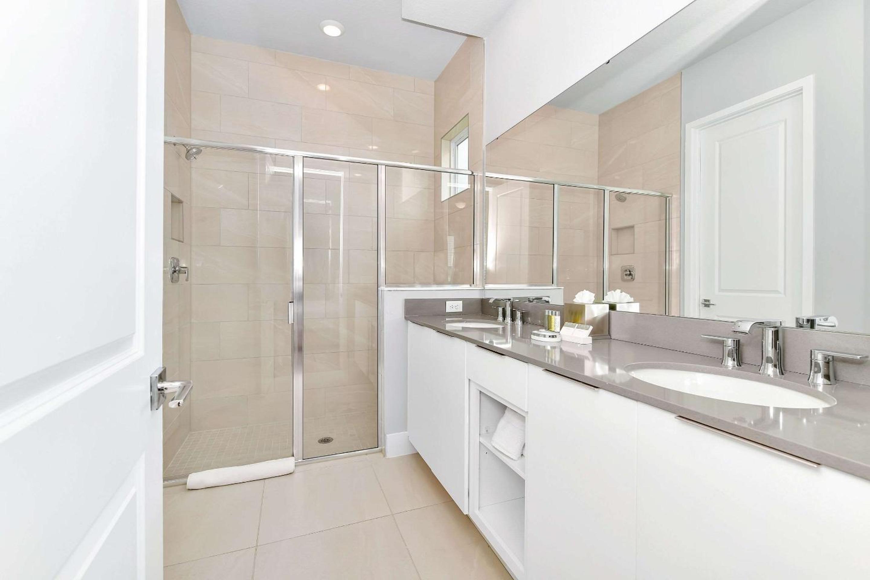 4 Bedroom Luxury Condo w/Patio - Photo 4
