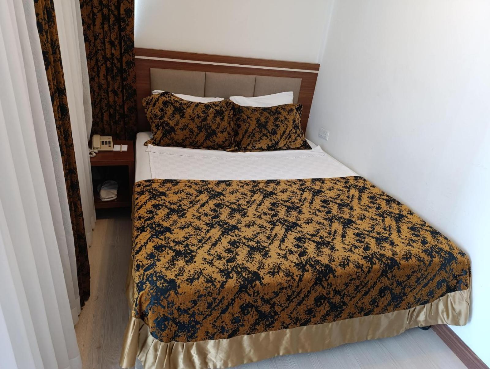 Budget Double Room thumbnail 5