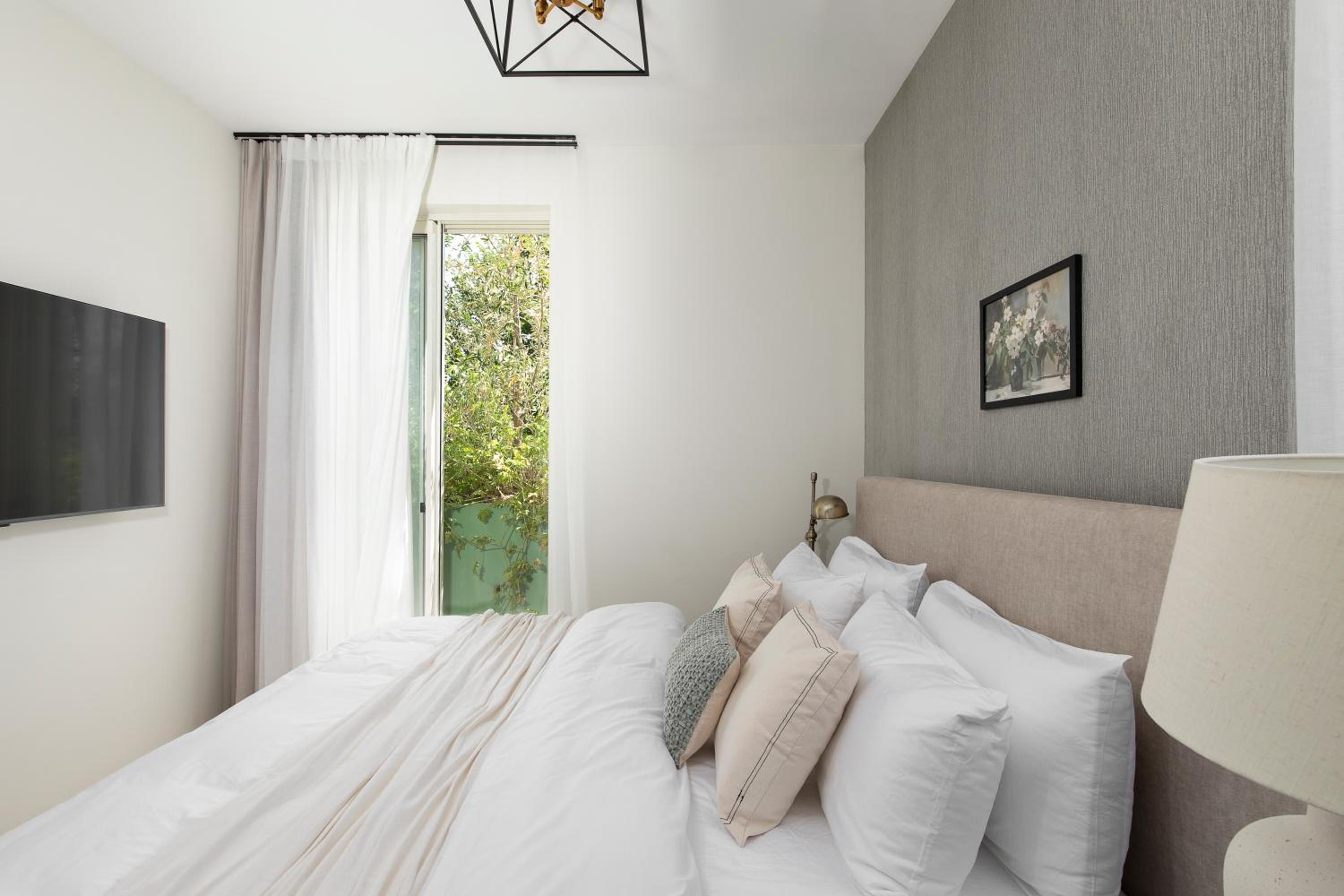 Two-Bedroom Apartment with City View photo 3