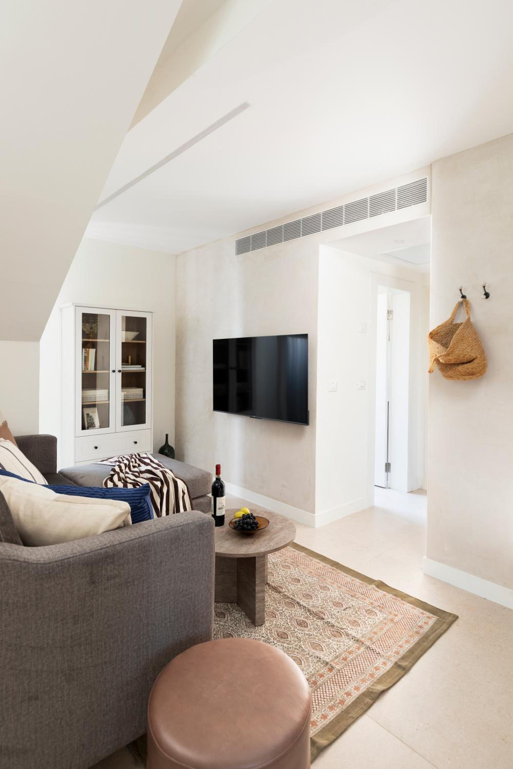 Two-Bedroom Apartment with City View photo 2