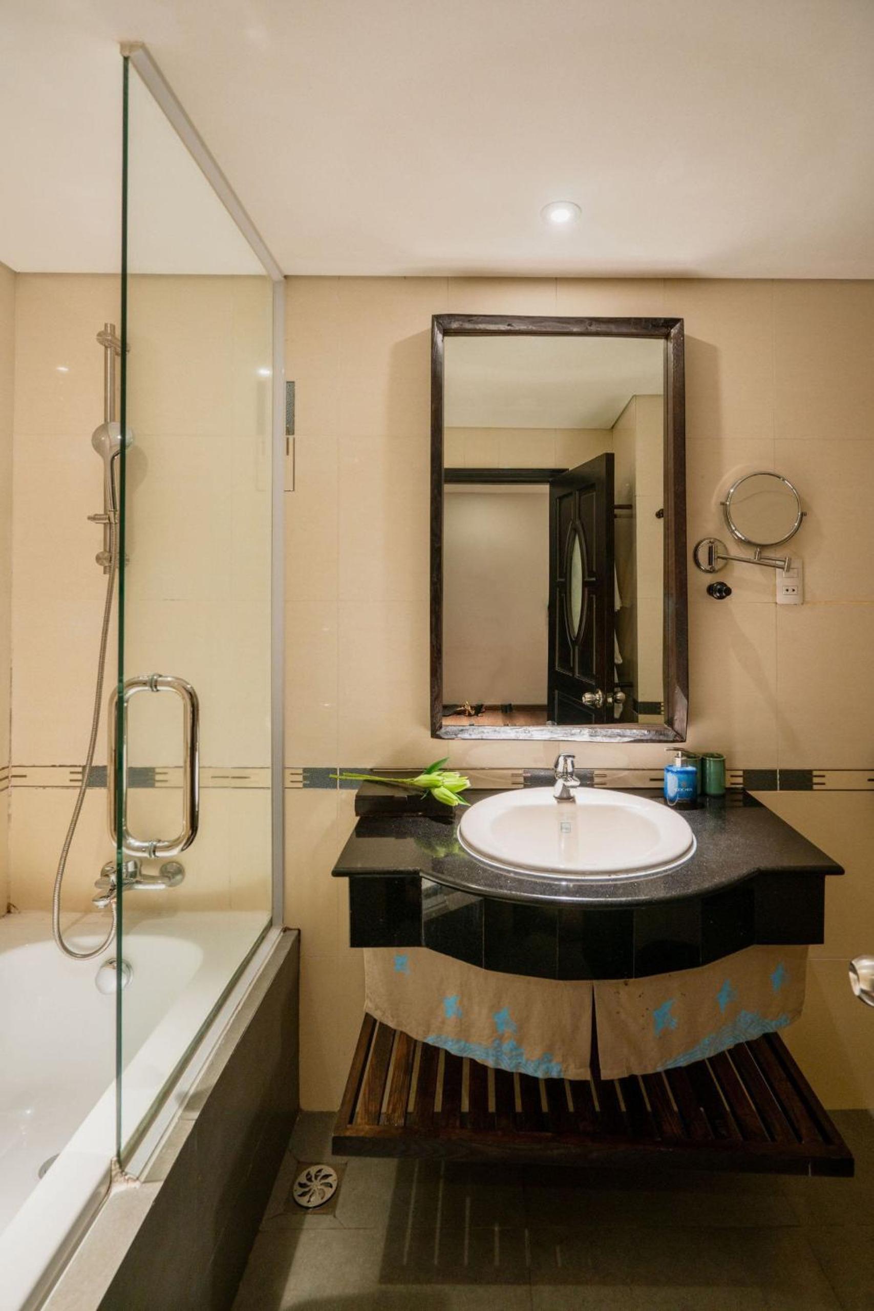 Deluxe Twin Room, No Window