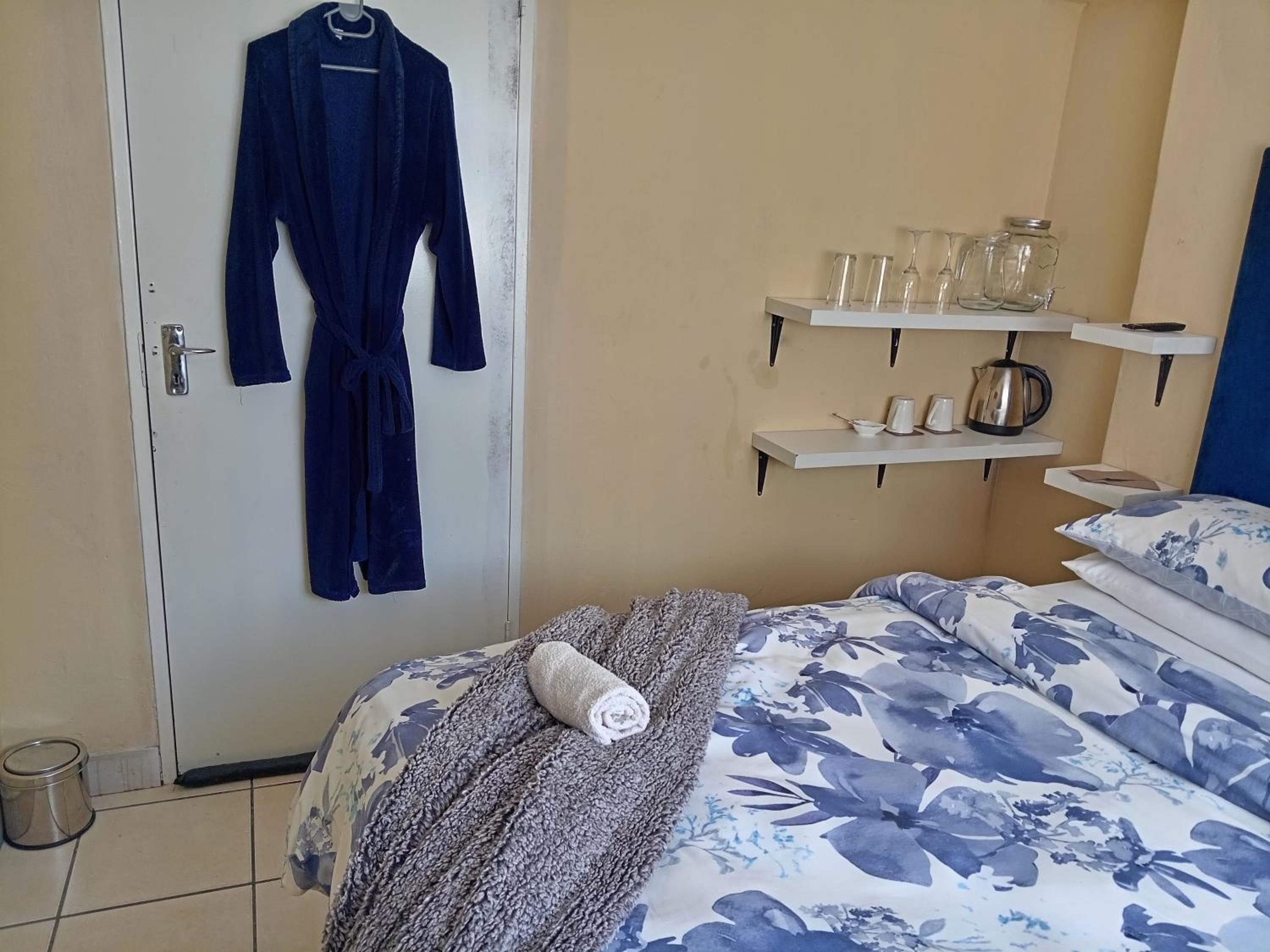 Budget Double Room photo 3