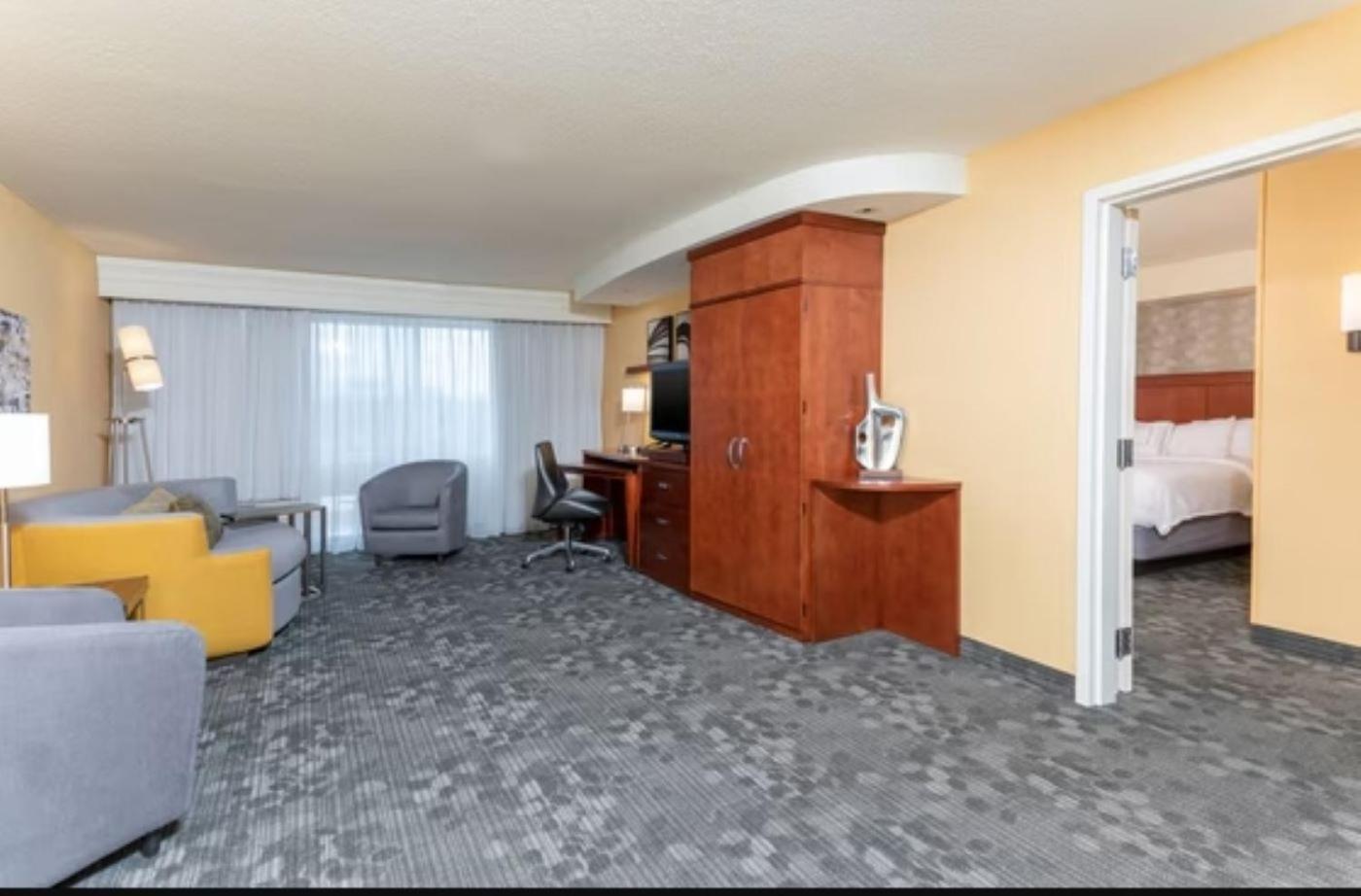 1 Bedroom Executive Suite, 1 King, Sofa bed - Photo 1
