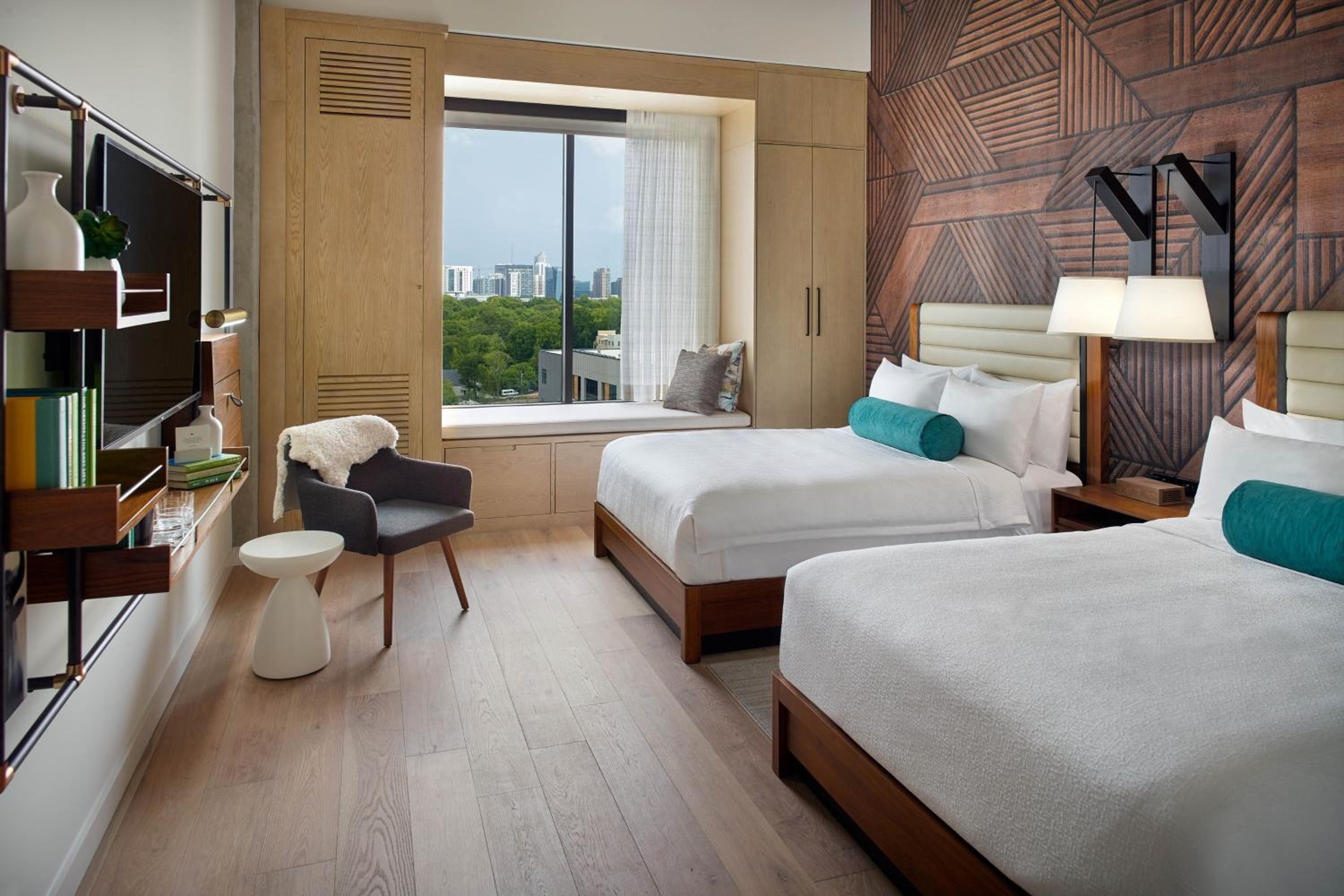 Deluxe Queen Room with Two Queen Beds and Skyline View - Hearing Accessible - Photo 1