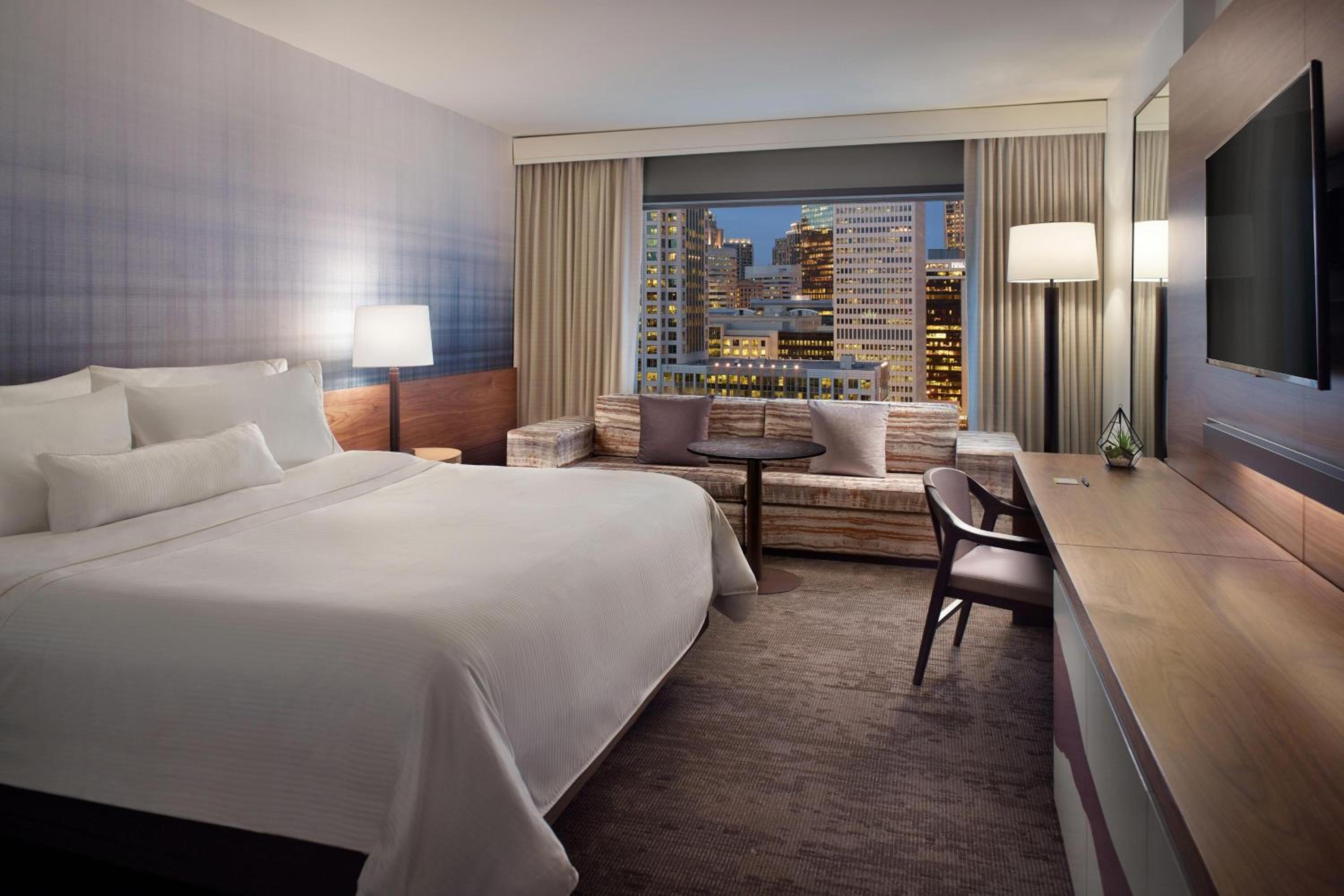Guest room, 1 King, City view, High floor thumbnail 5