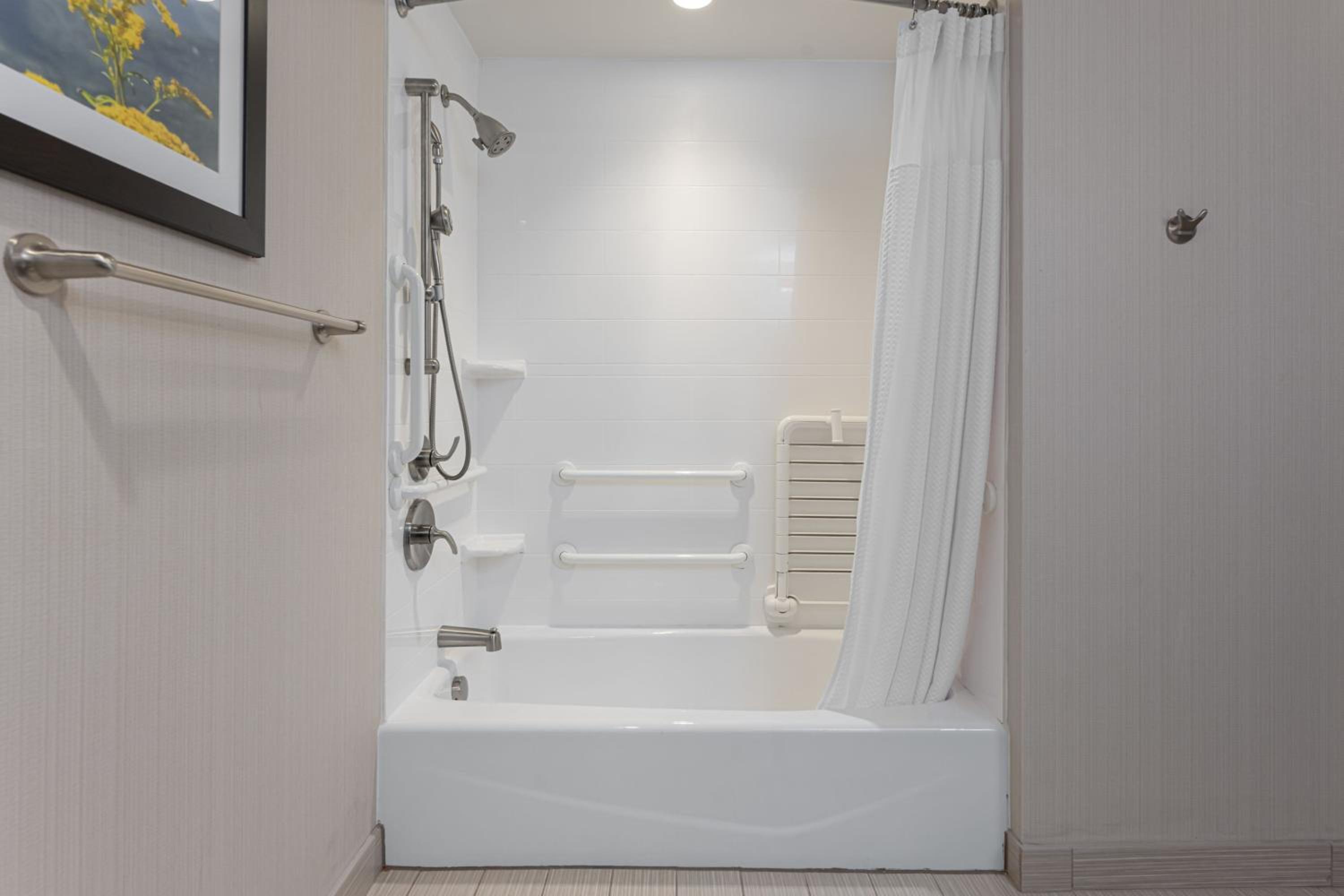 King Room with Sofa Bed and Adapted Tub - Mobility and Hearing Accessible photo 3