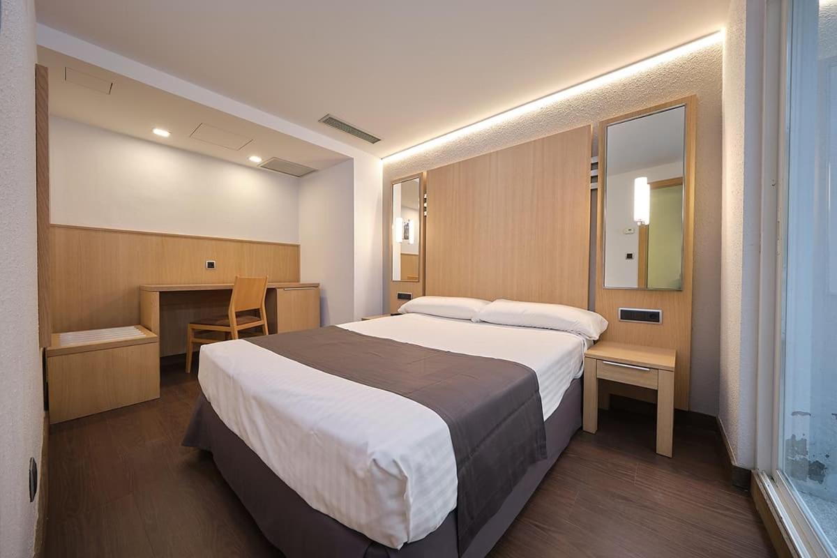 Economy Triple Room photo 2