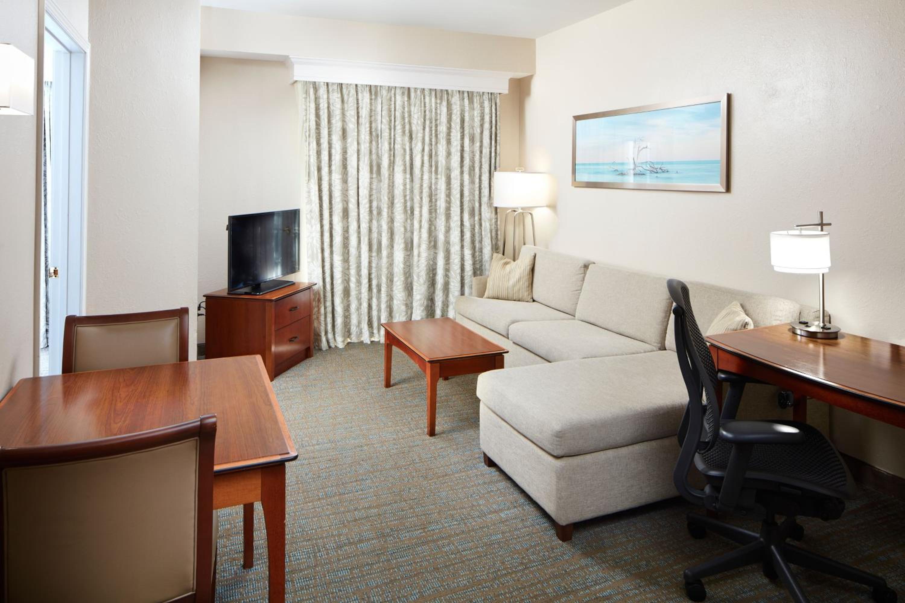 One-Bedroom Queen Suite photo 2