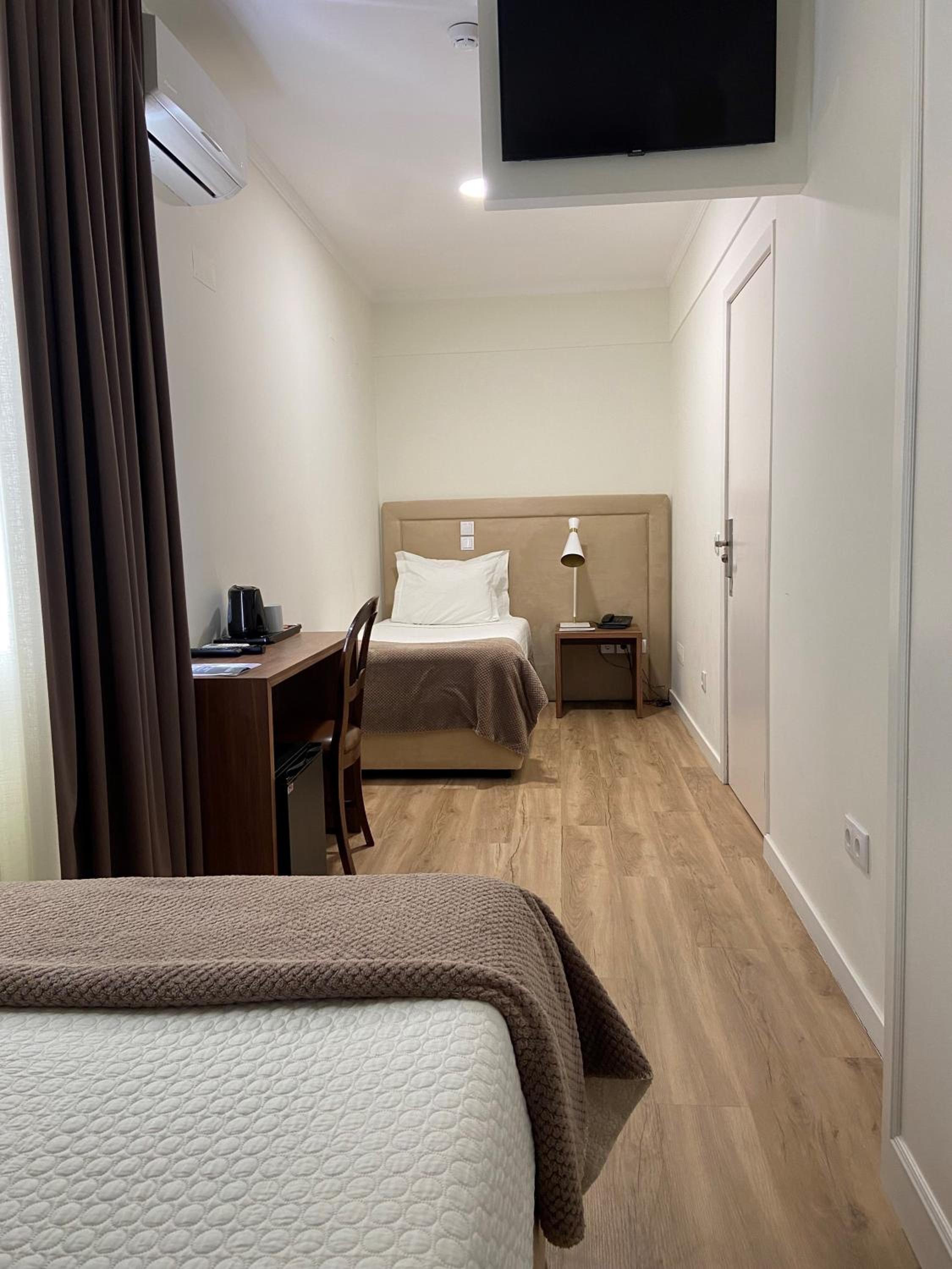 Twin Room thumbnail 5