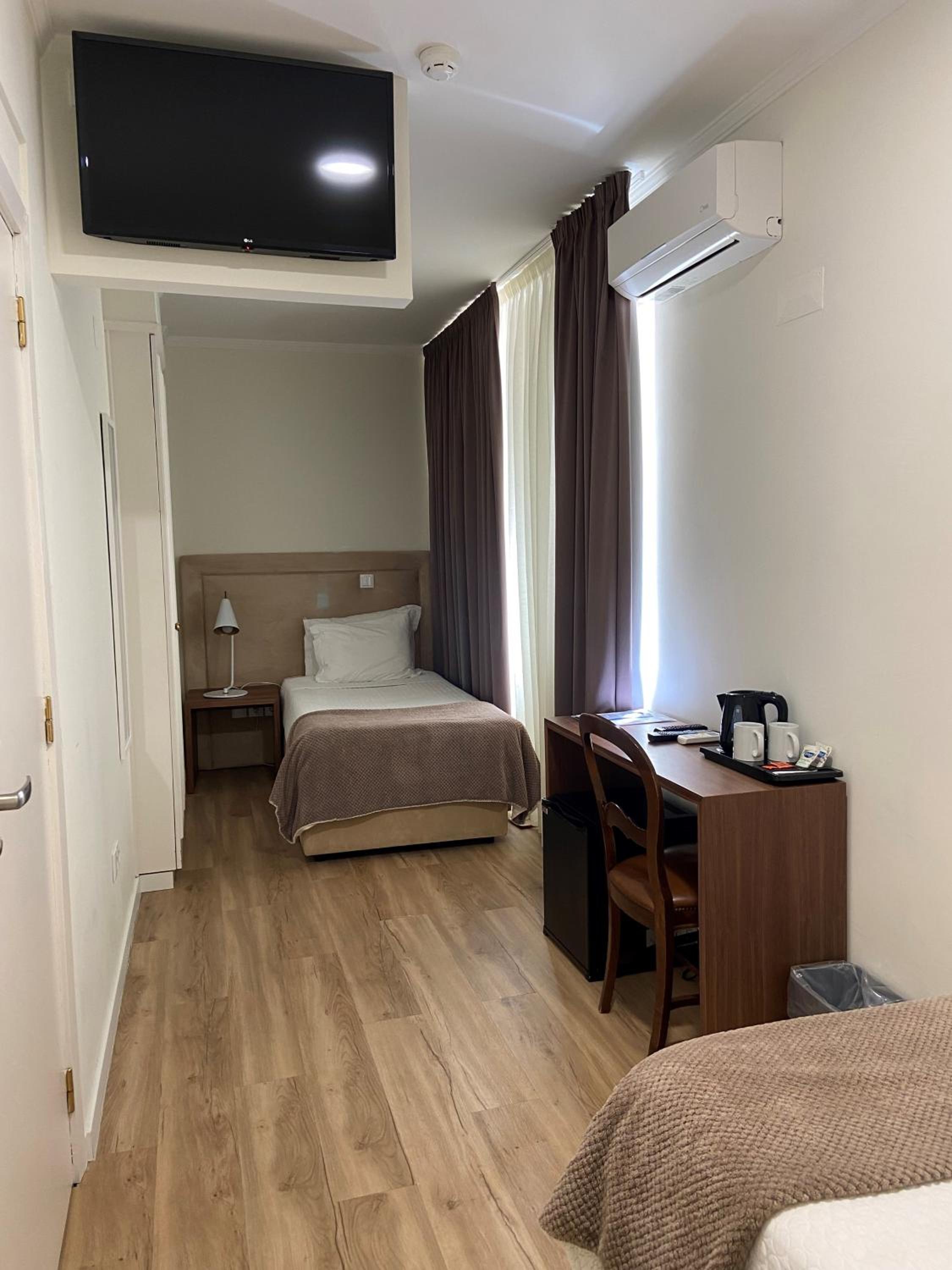 Twin Room thumbnail 6