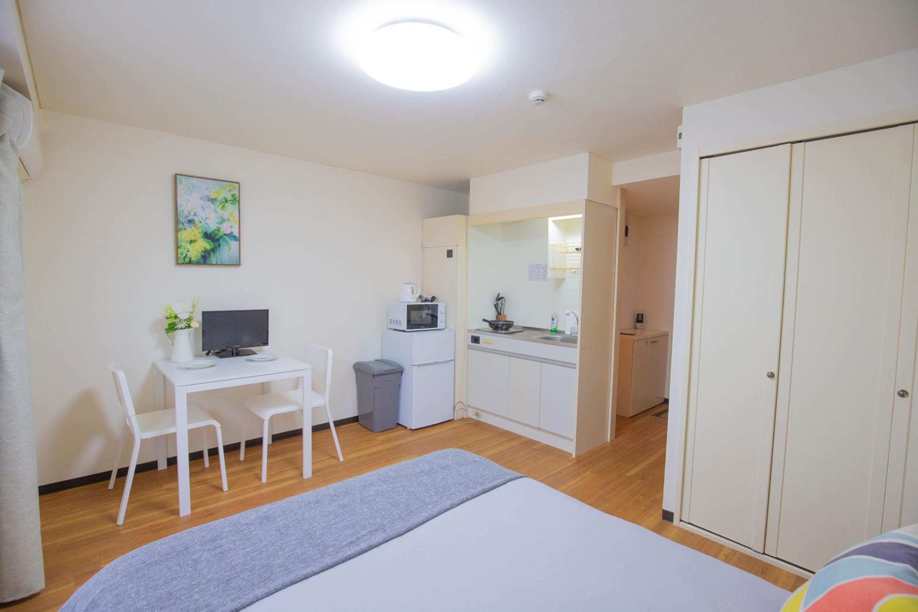 One-Bedroom Apartment photo 1