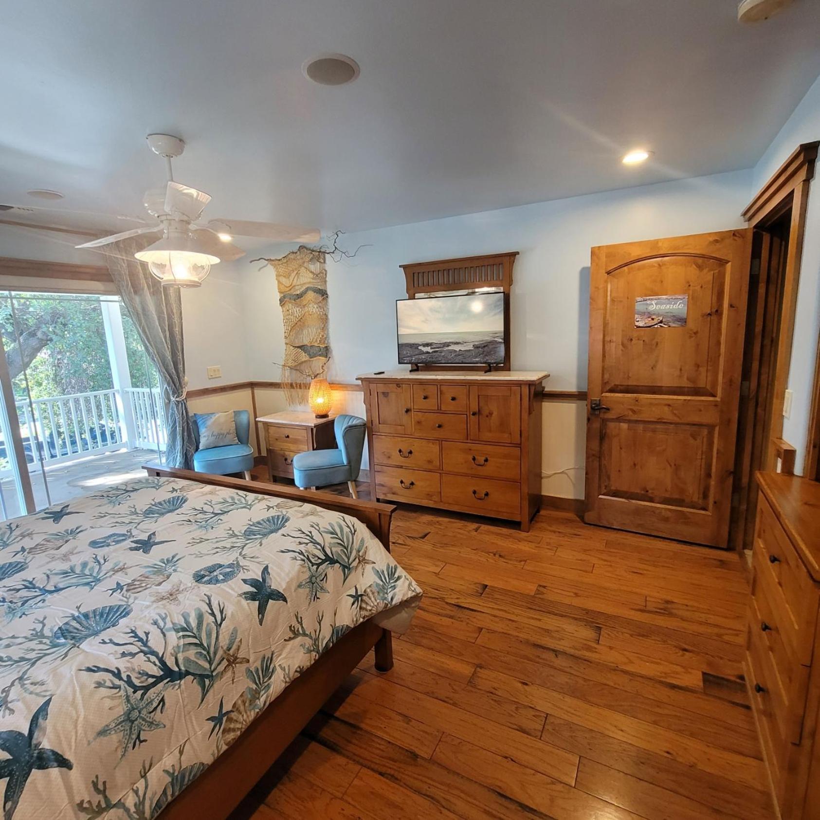 Deluxe Queen Room with Private Bathroom